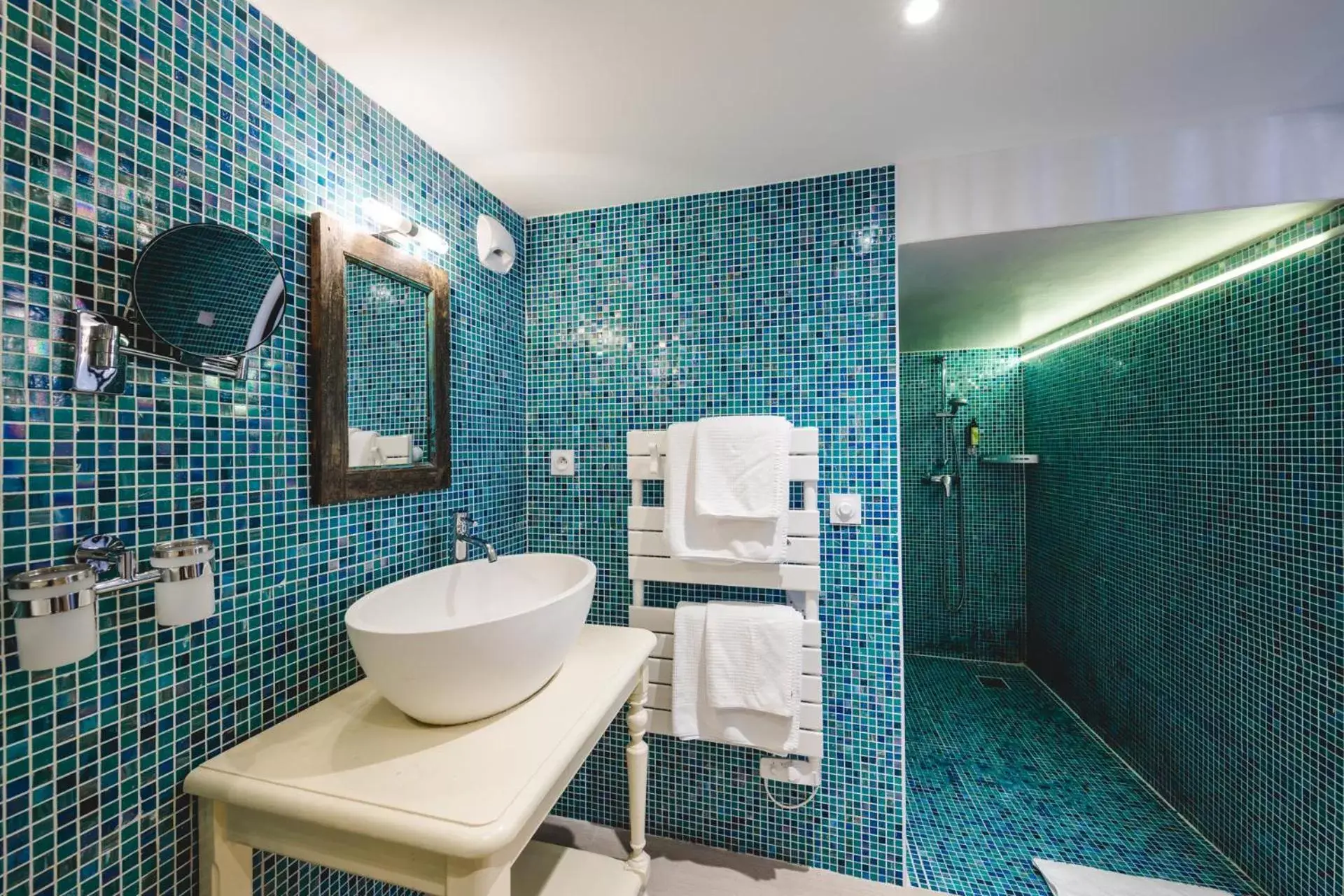 Shower, Bathroom in Le Petit Palais D'Aglae