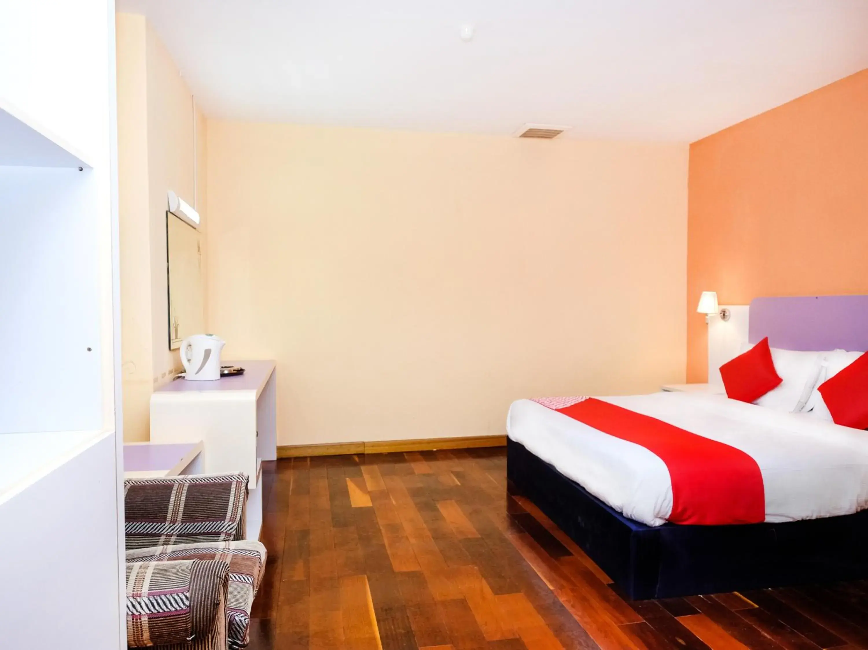 Bedroom, Bed in Super OYO 546 Grand City Hotel