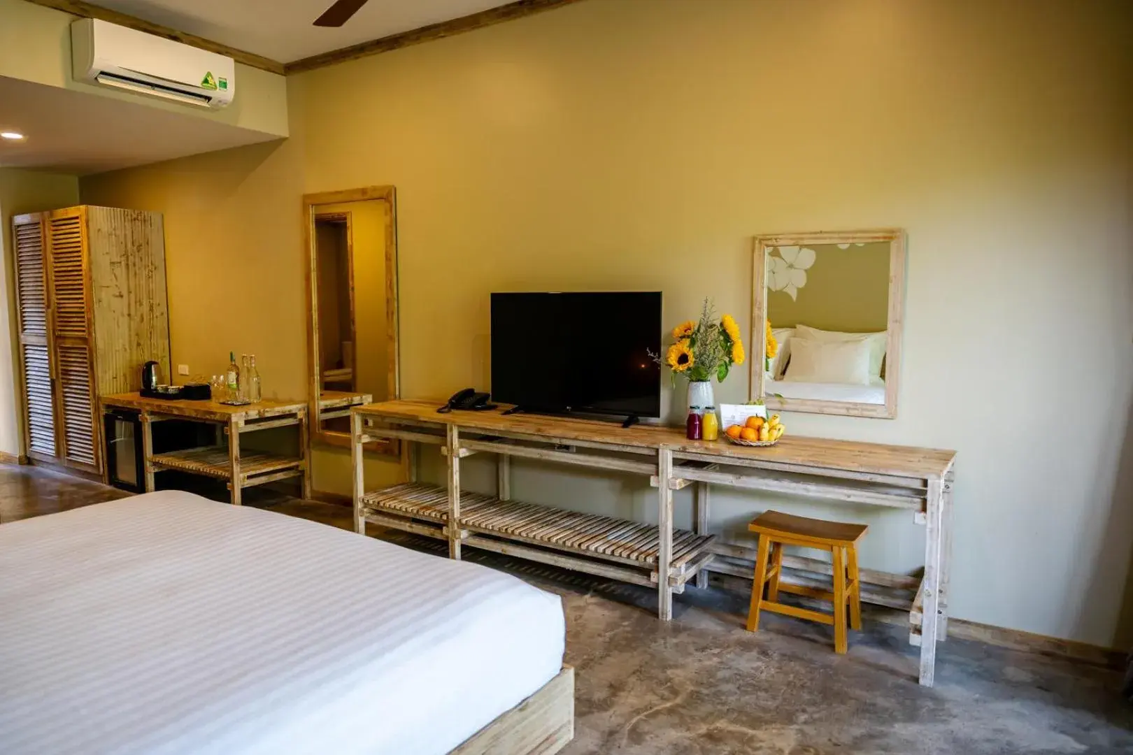 Bed, TV/Entertainment Center in Lahana Resort Phu Quoc & Spa