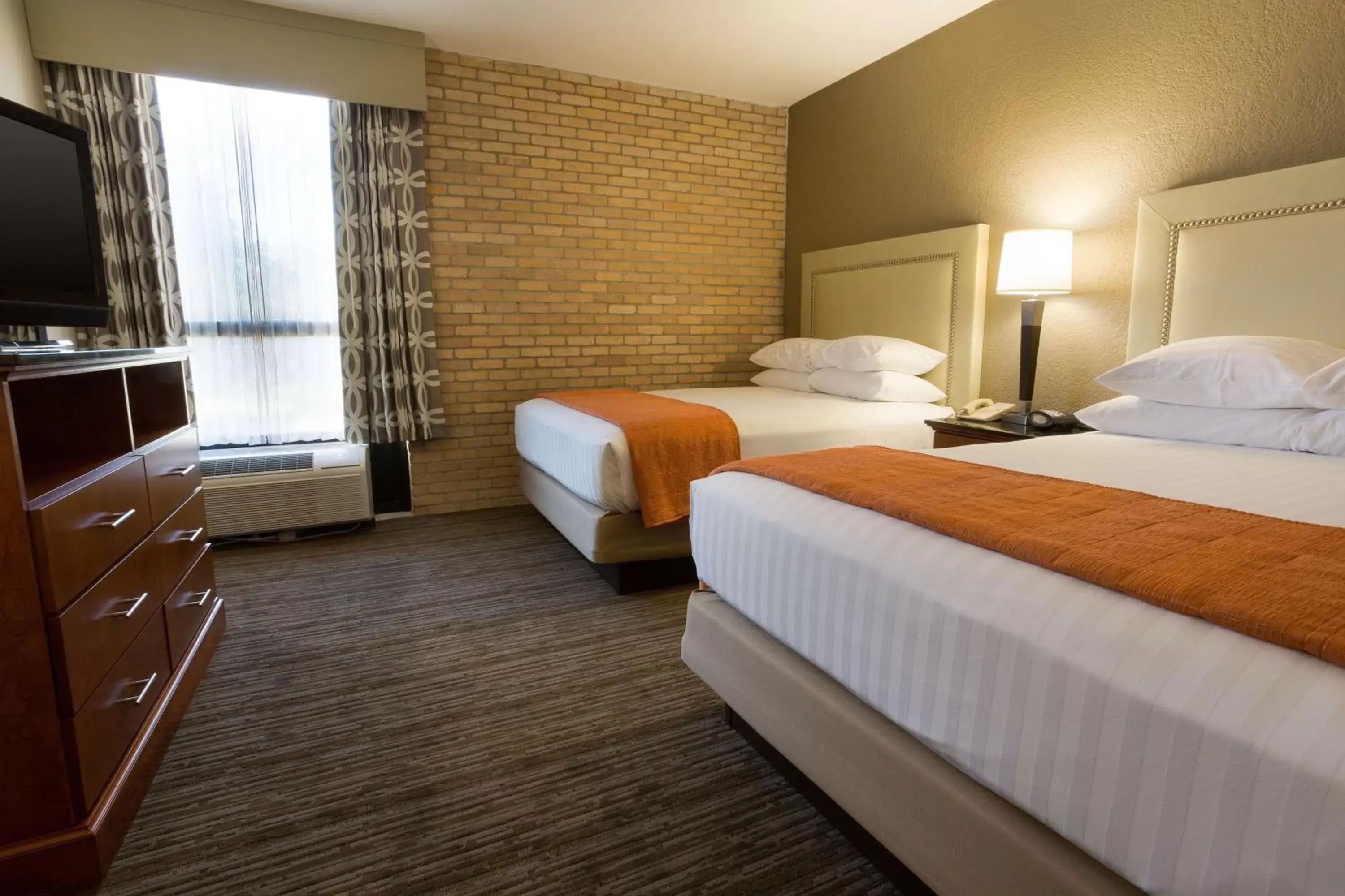 Photo of the whole room, Bed in Drury Inn & Suites Austin North