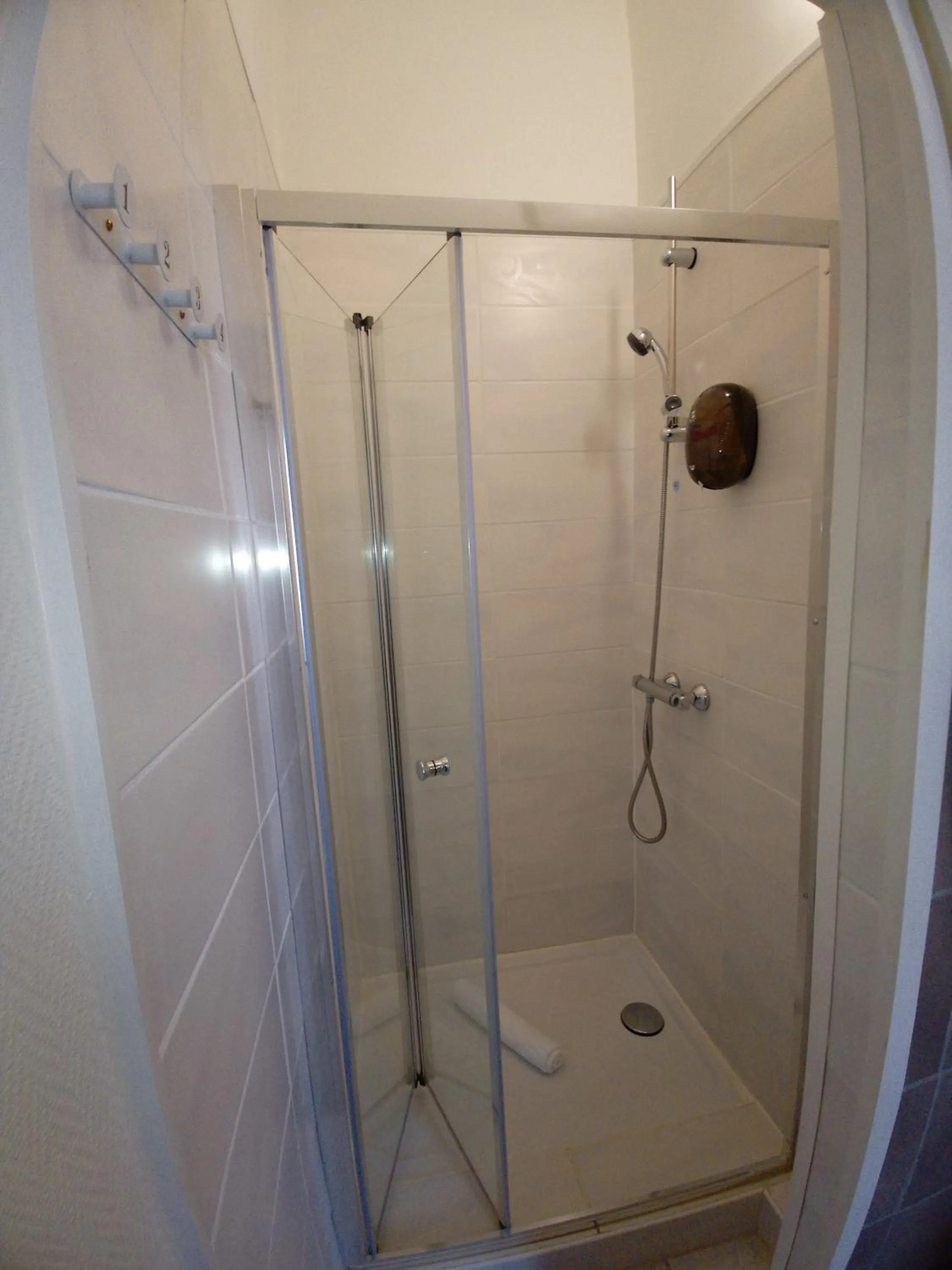 Shower in Hotel Astoria