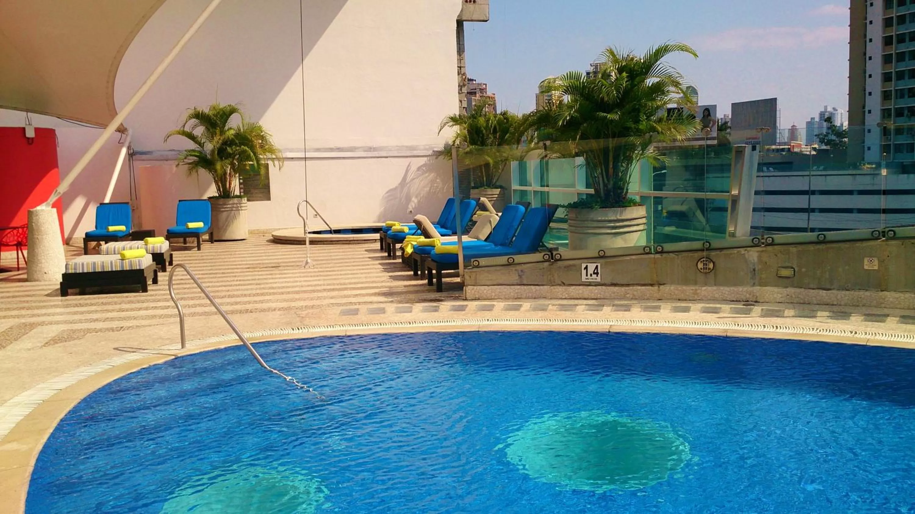Swimming pool in Decapolis Hotel Panama City