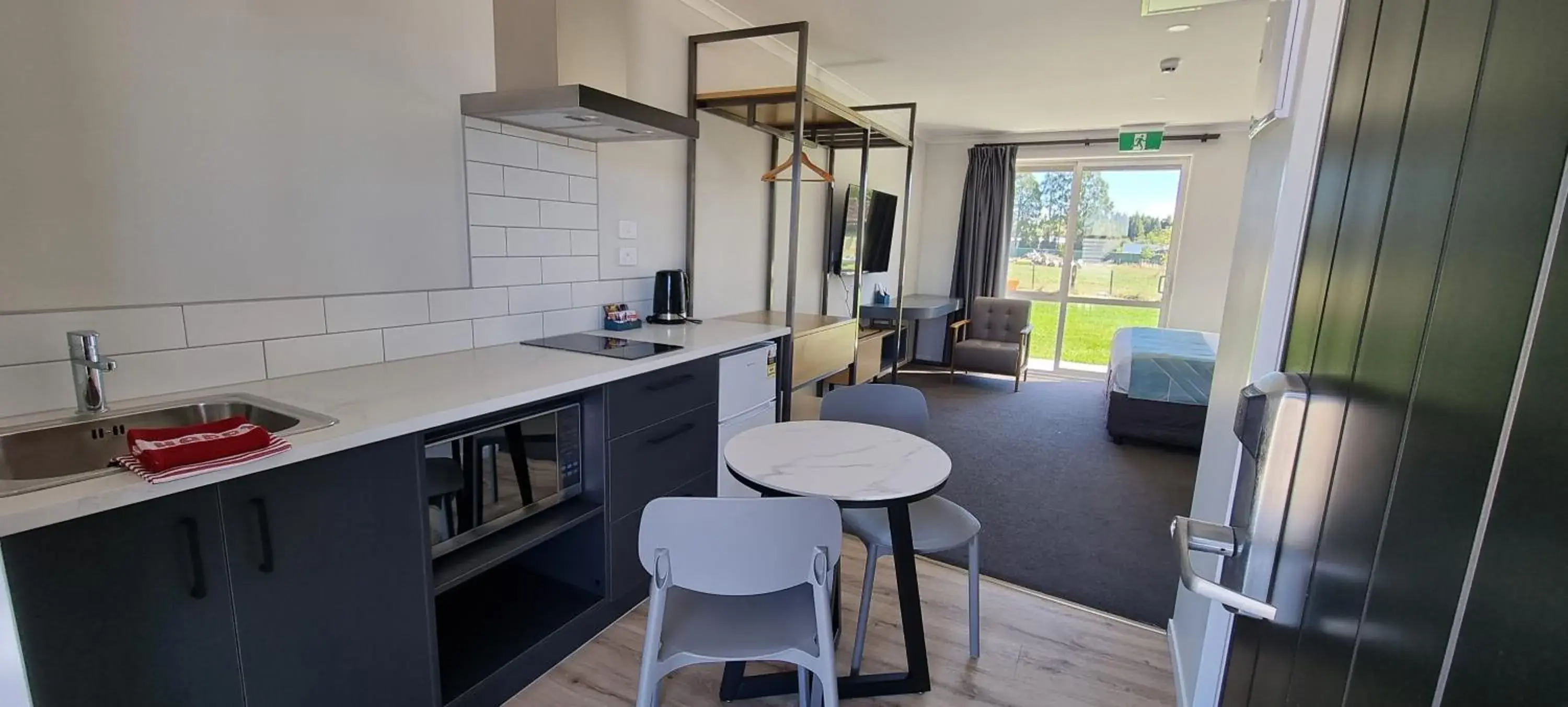 Kitchen or kitchenette, Kitchen/Kitchenette in Rotorua Hideaway Lodge