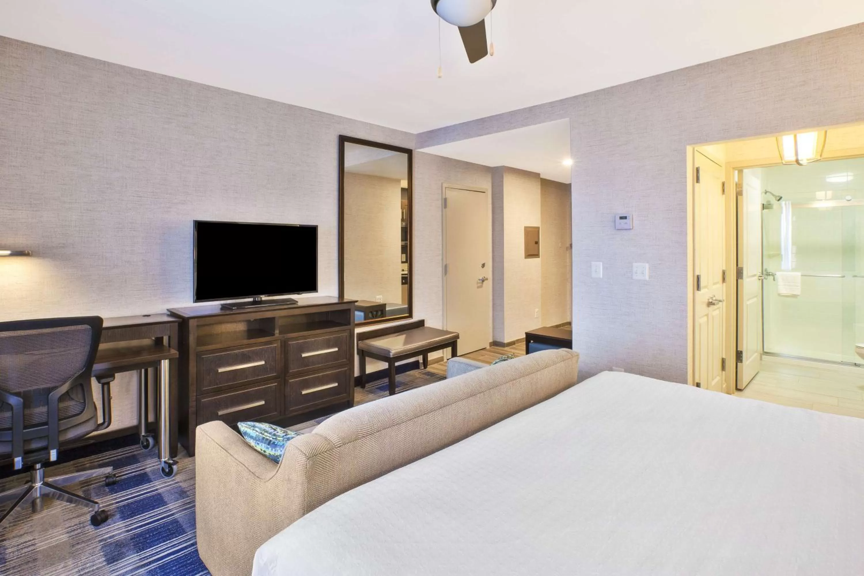 Bedroom, Bed in Homewood Suites By Hilton Arlington Rosslyn Key Bridge