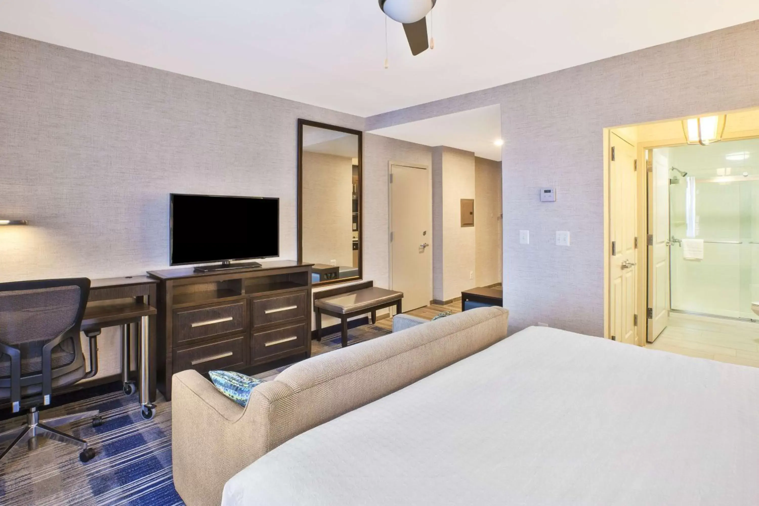 Bedroom, TV/Entertainment Center in Homewood Suites By Hilton Arlington Rosslyn Key Bridge