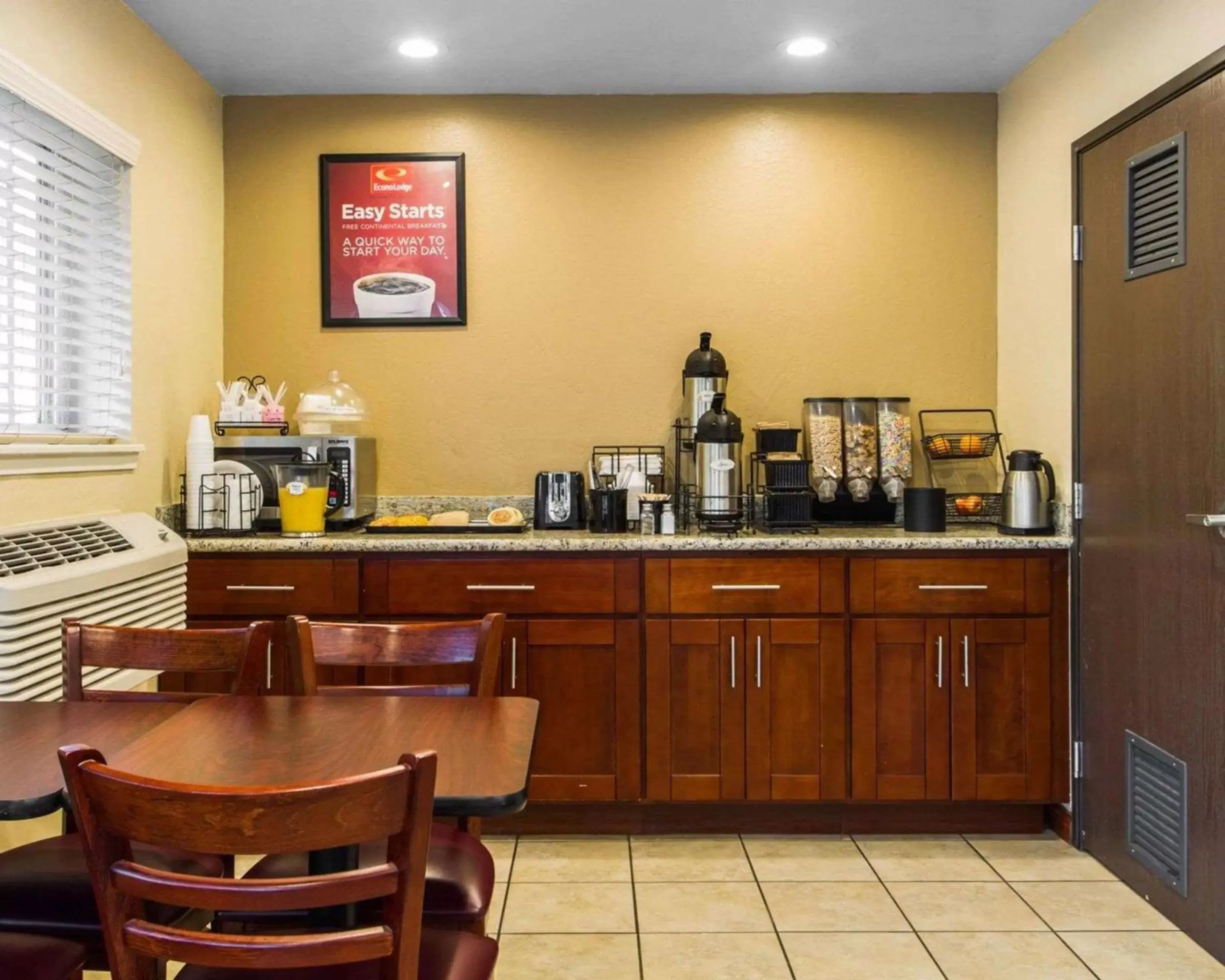 Restaurant/Places to Eat in Econo Lodge Sacramento Convention Center