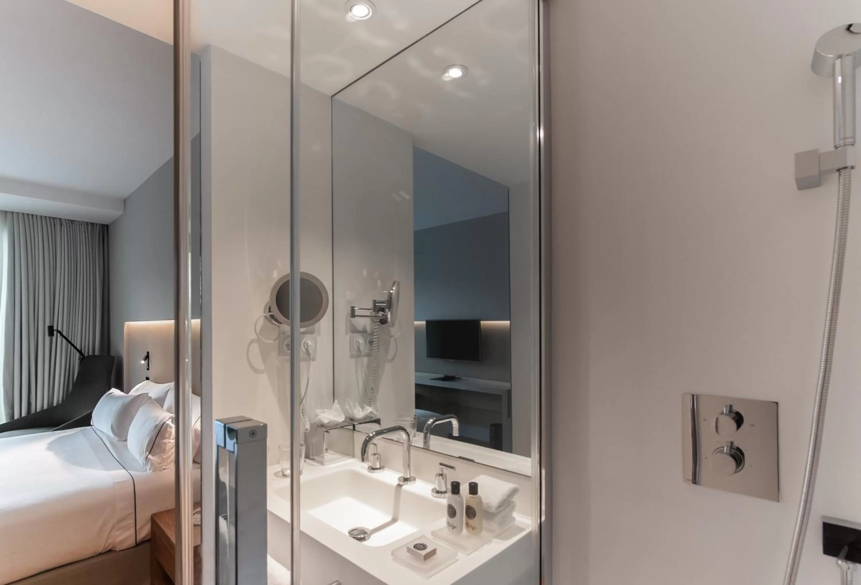 Bathroom, Bed in Hotel Sorli Emocions