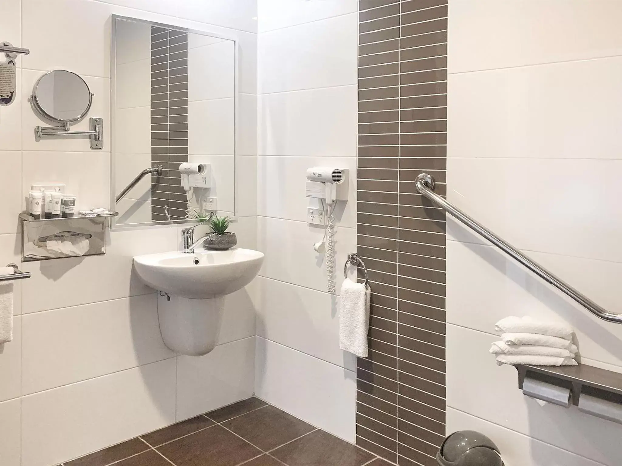 Bathroom in Airport Ascot Motel