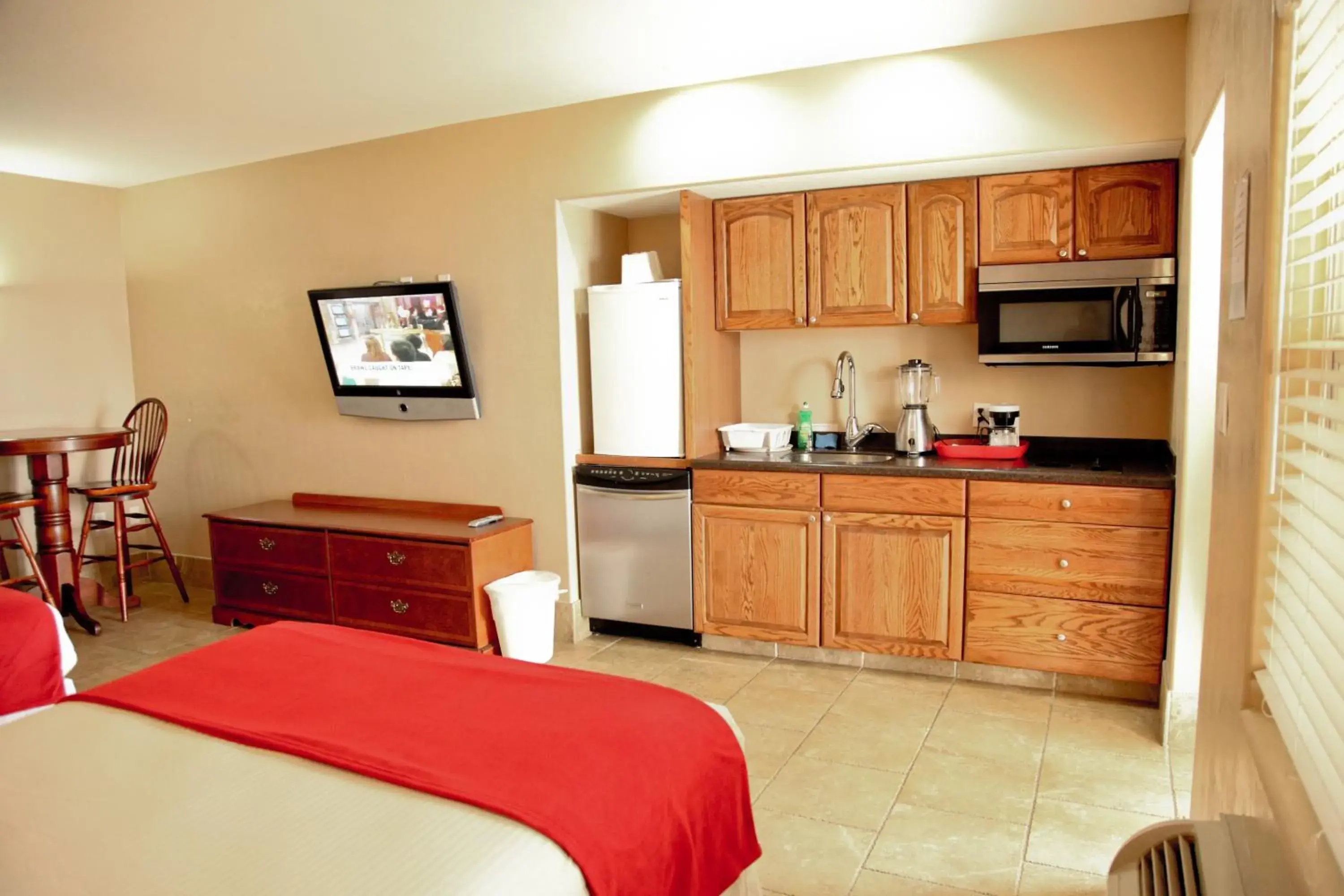 Photo of the whole room, Kitchen/Kitchenette in Lake Grassy Inn & Suites