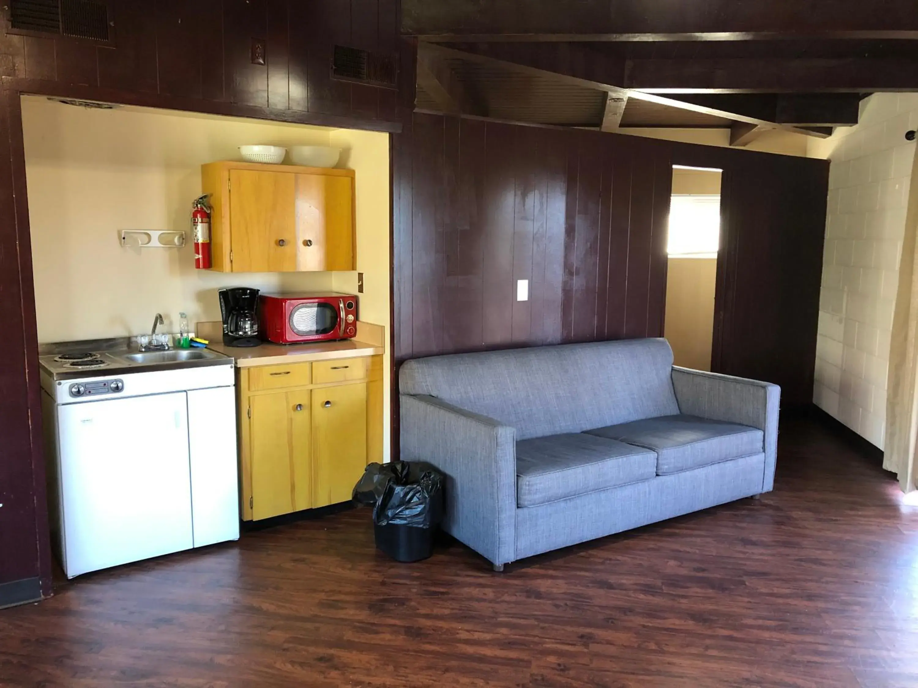 Bedroom, Kitchen/Kitchenette in Sierra Lodge Three Rivers