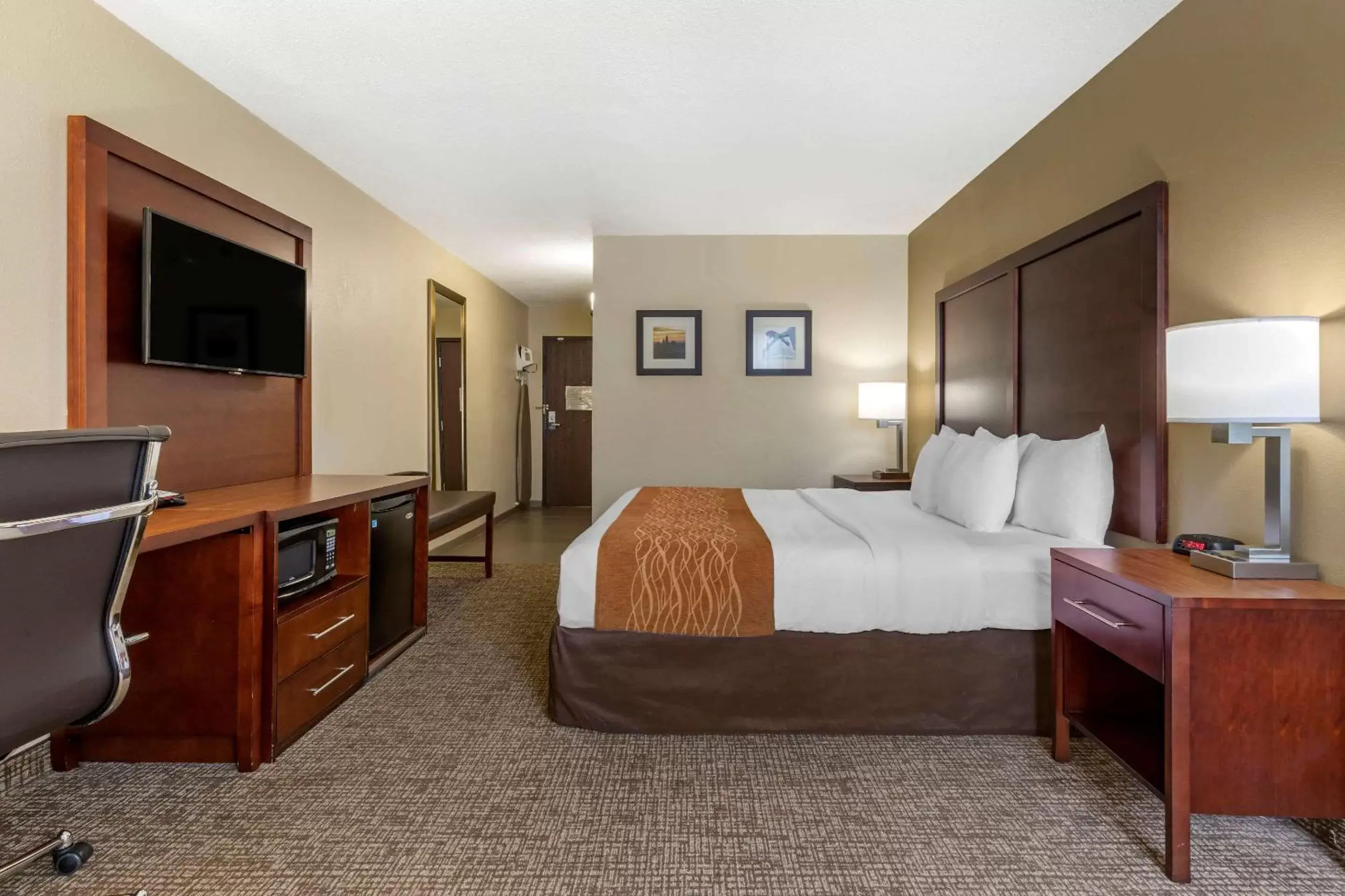 Photo of the whole room, Bed in Comfort Inn Charlotte Airport Uptown