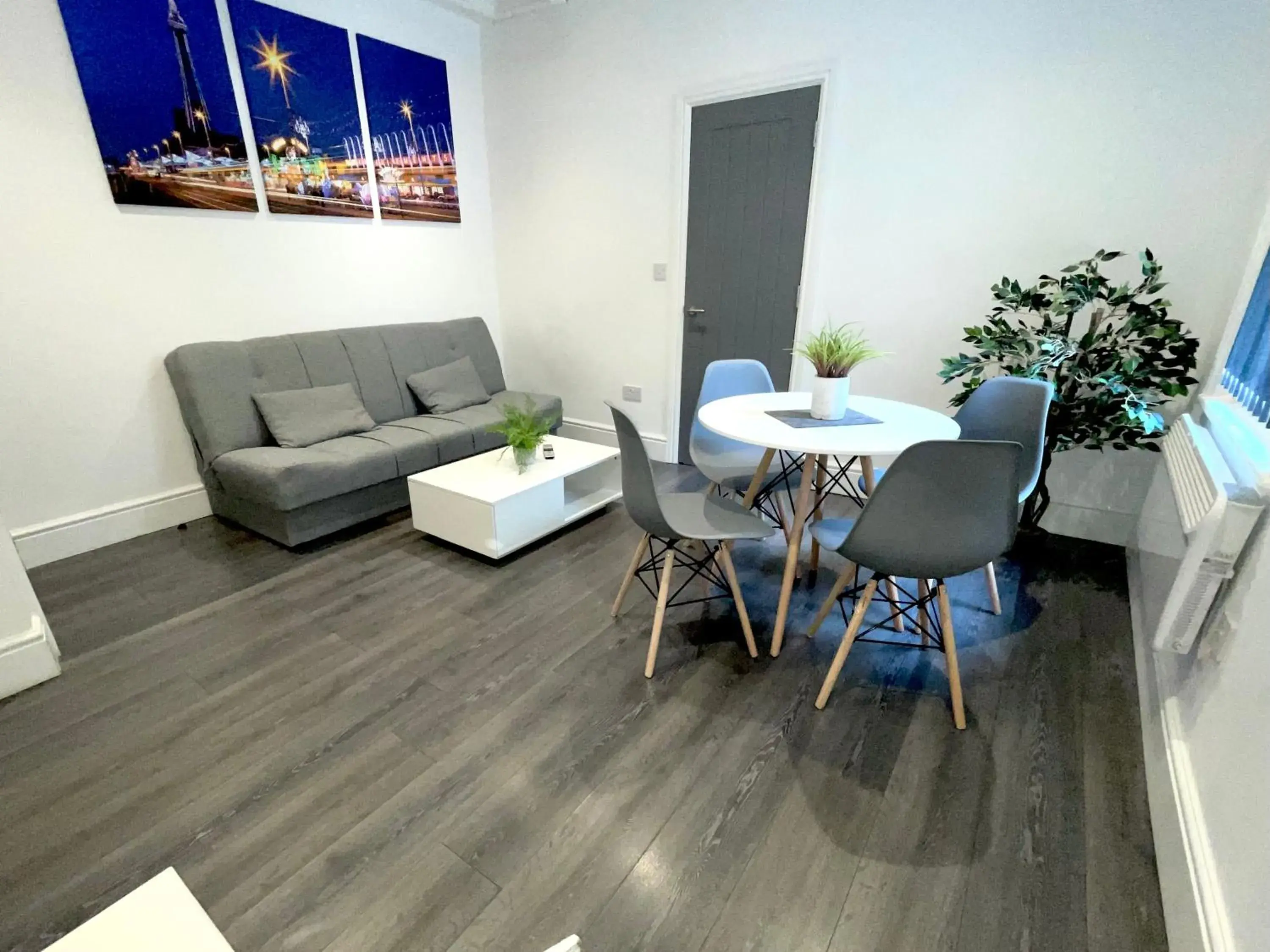 Living room, Seating Area in Albert Luxury Hottub and Jacuzzi Apartments