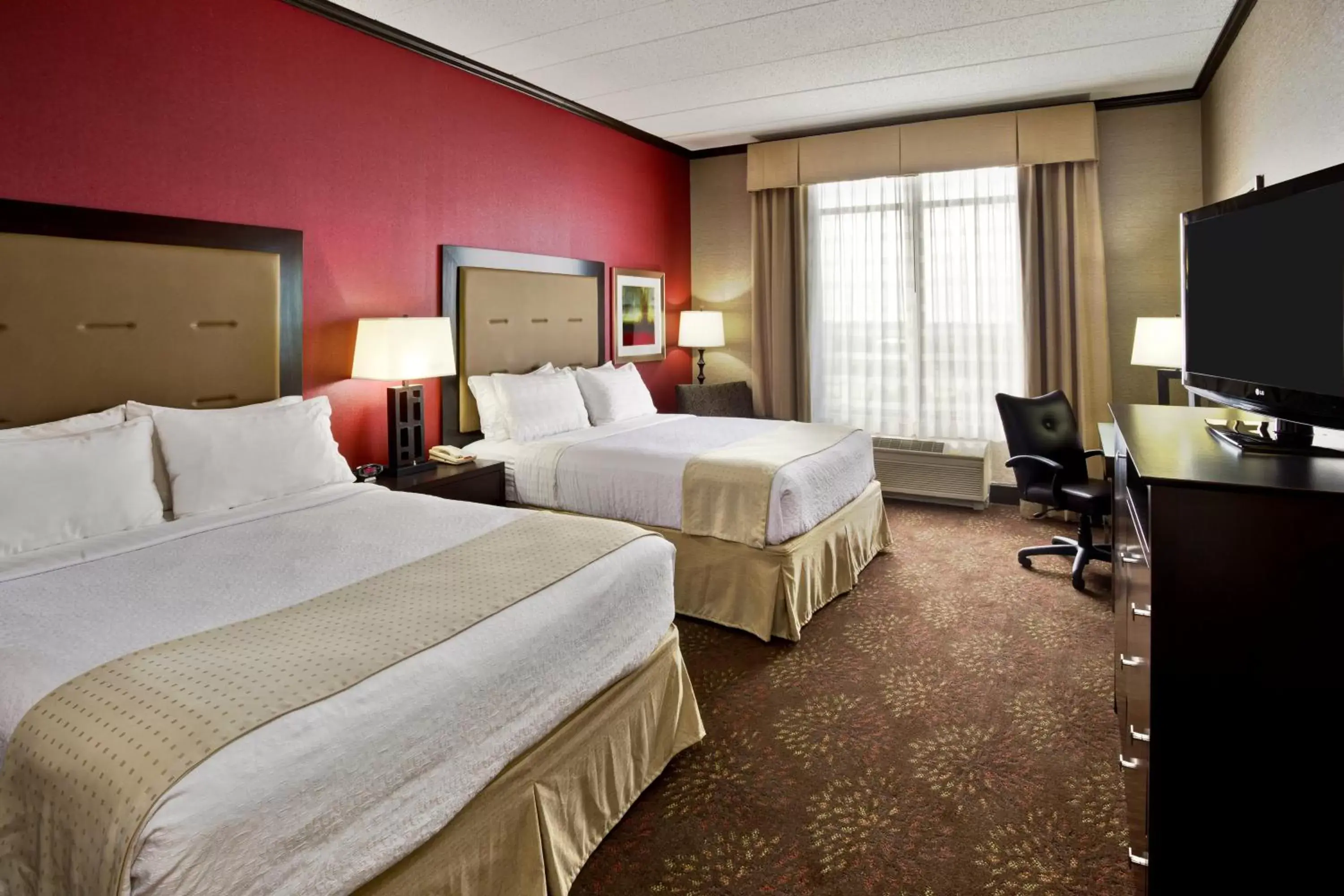 Photo of the whole room, Bed in Holiday Inn Hotel & Suites Chicago Northwest - Elgin, an IHG Hotel