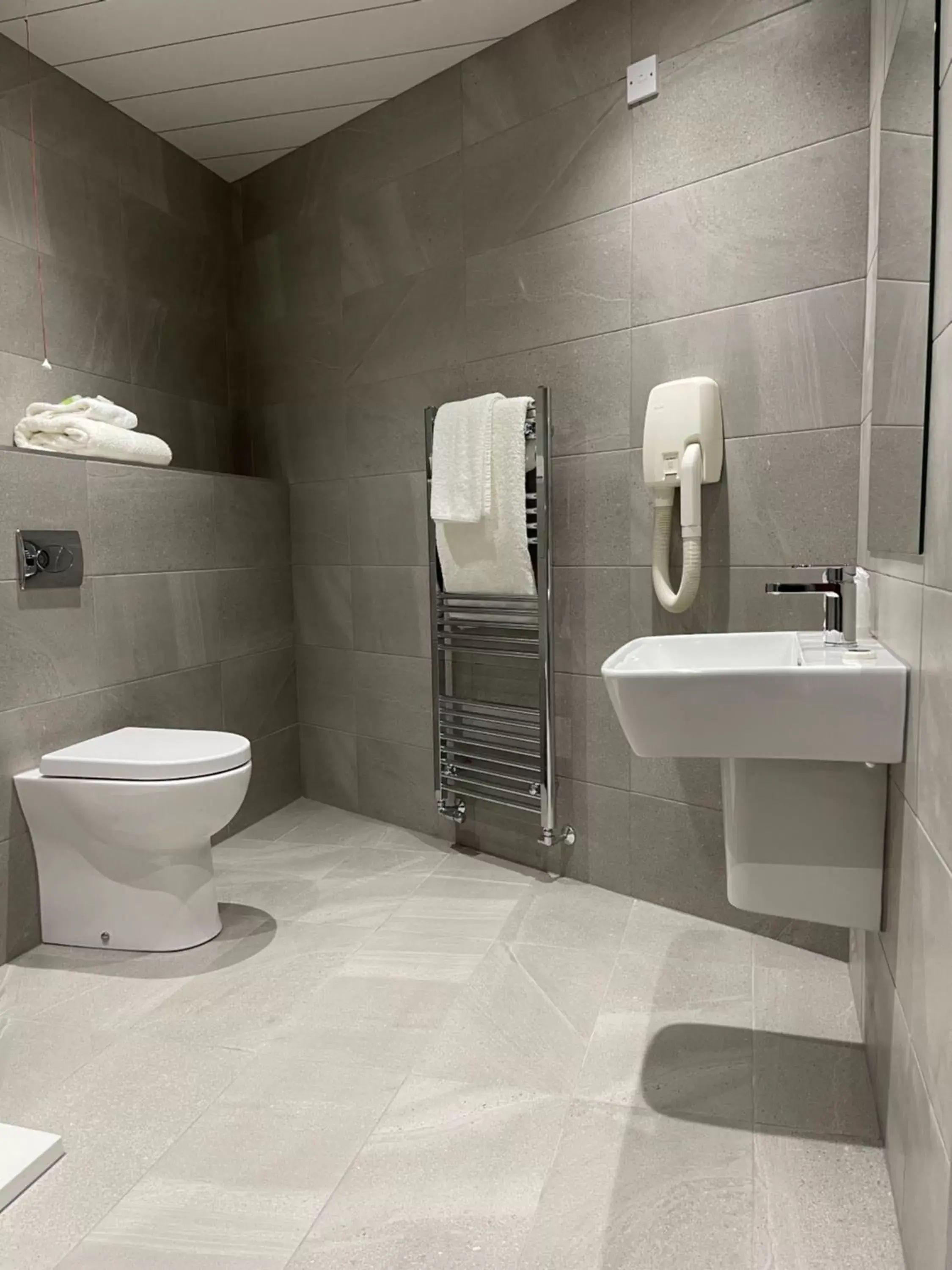 Bathroom in Castlecary House Hotel
