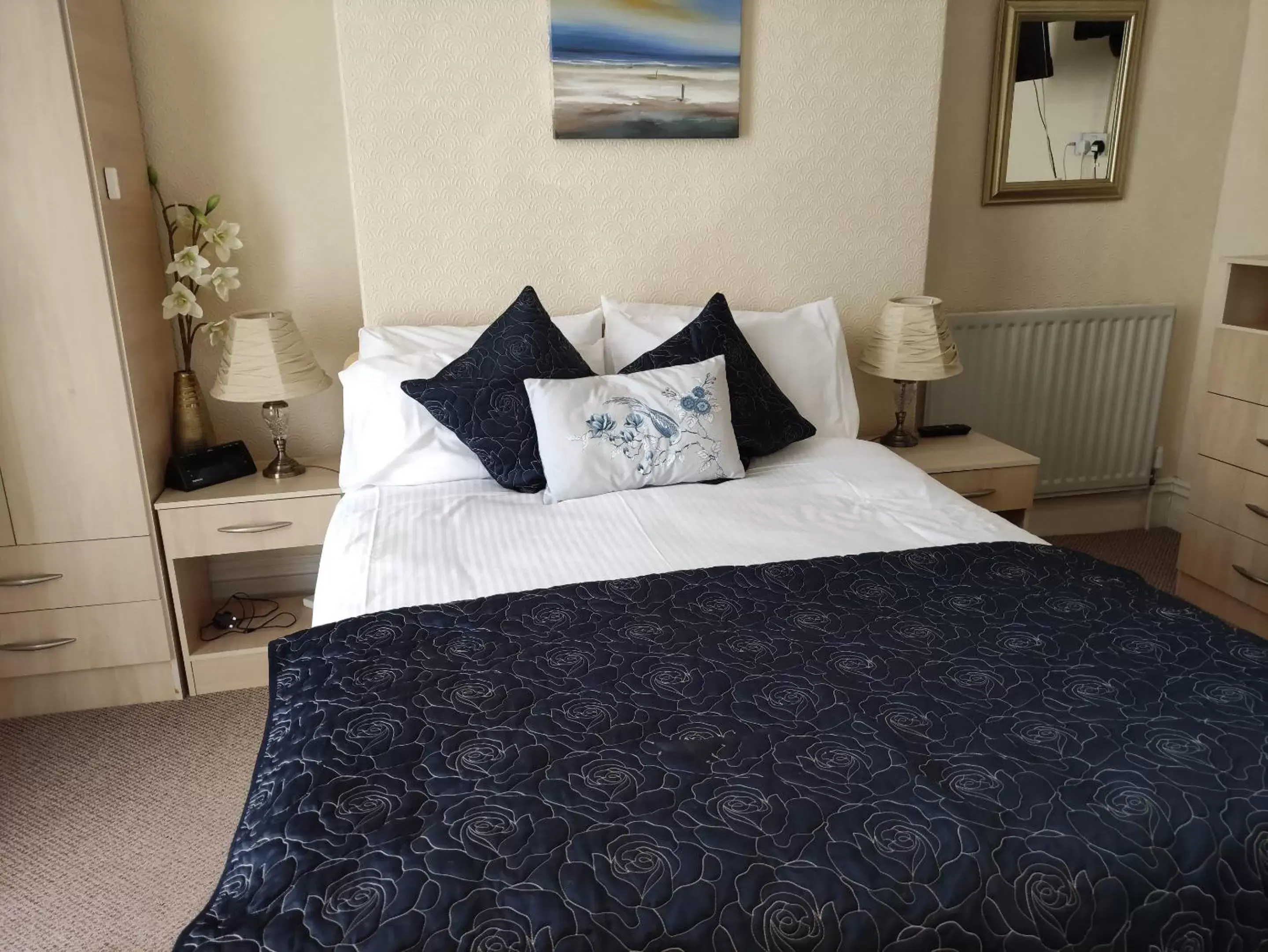 Double Room with Private Bathroom in Cleve Court Hotel Double Room with Private Bathroom in Cleve Court Hotel