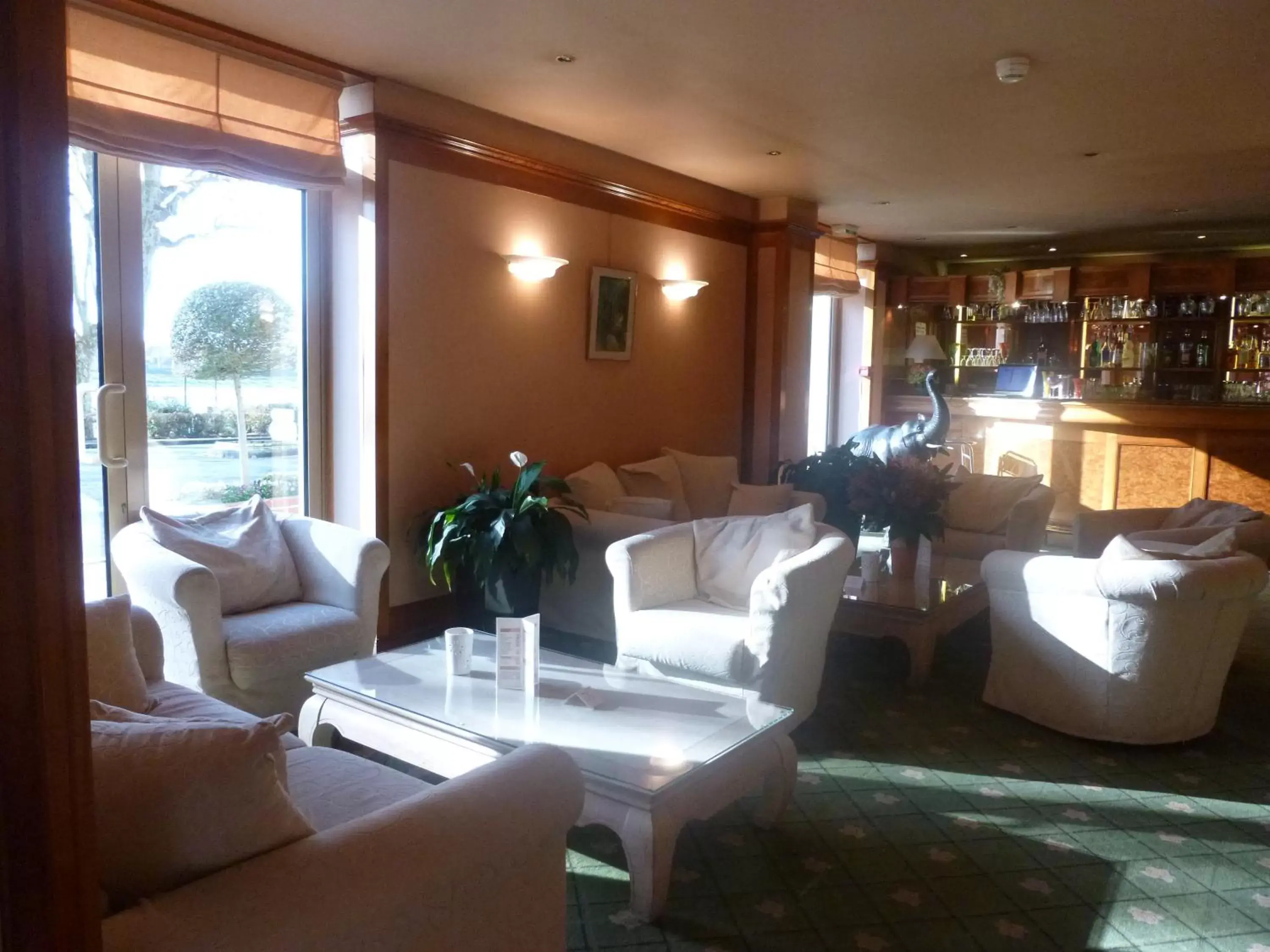 Lounge or bar in Logis Hôtel Le Rivage