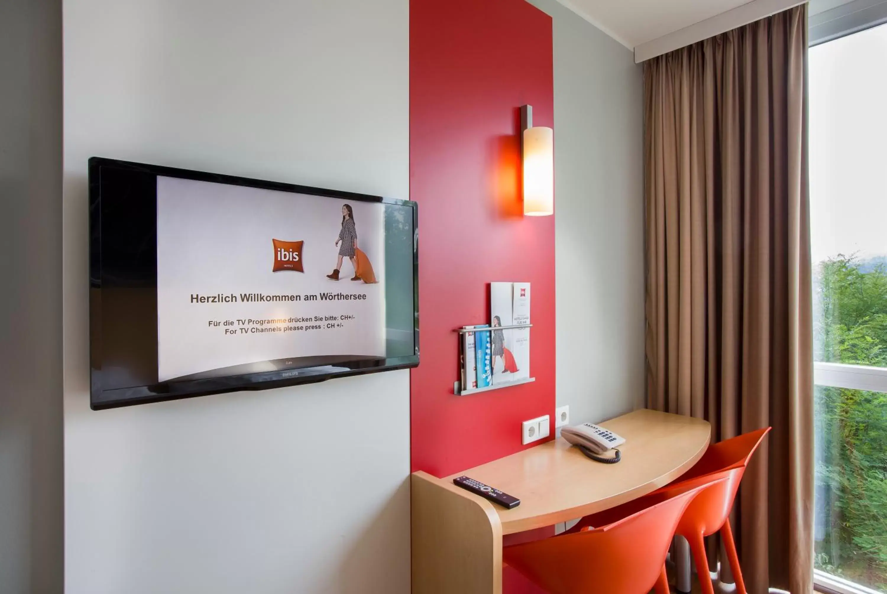 Seating area, TV/Entertainment Center in ibis Wörthersee