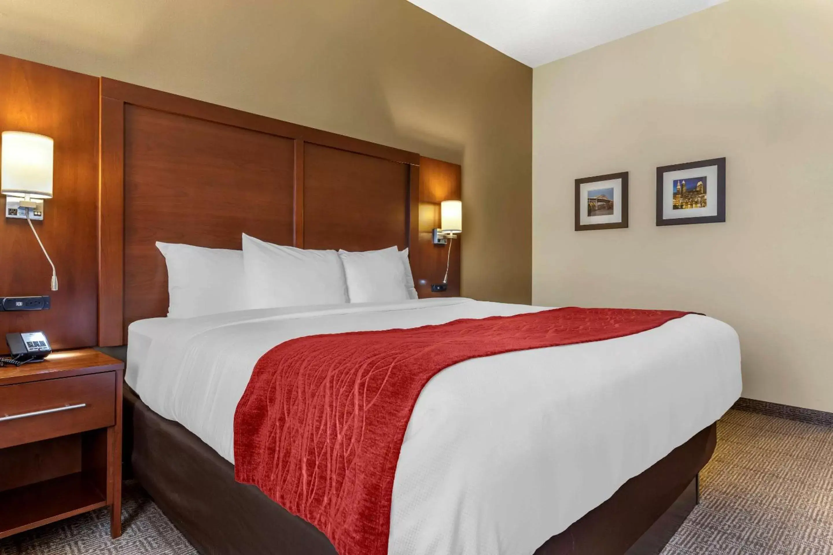 Photo of the whole room, Bed in Comfort Inn & Suites Streetsboro - Kent
