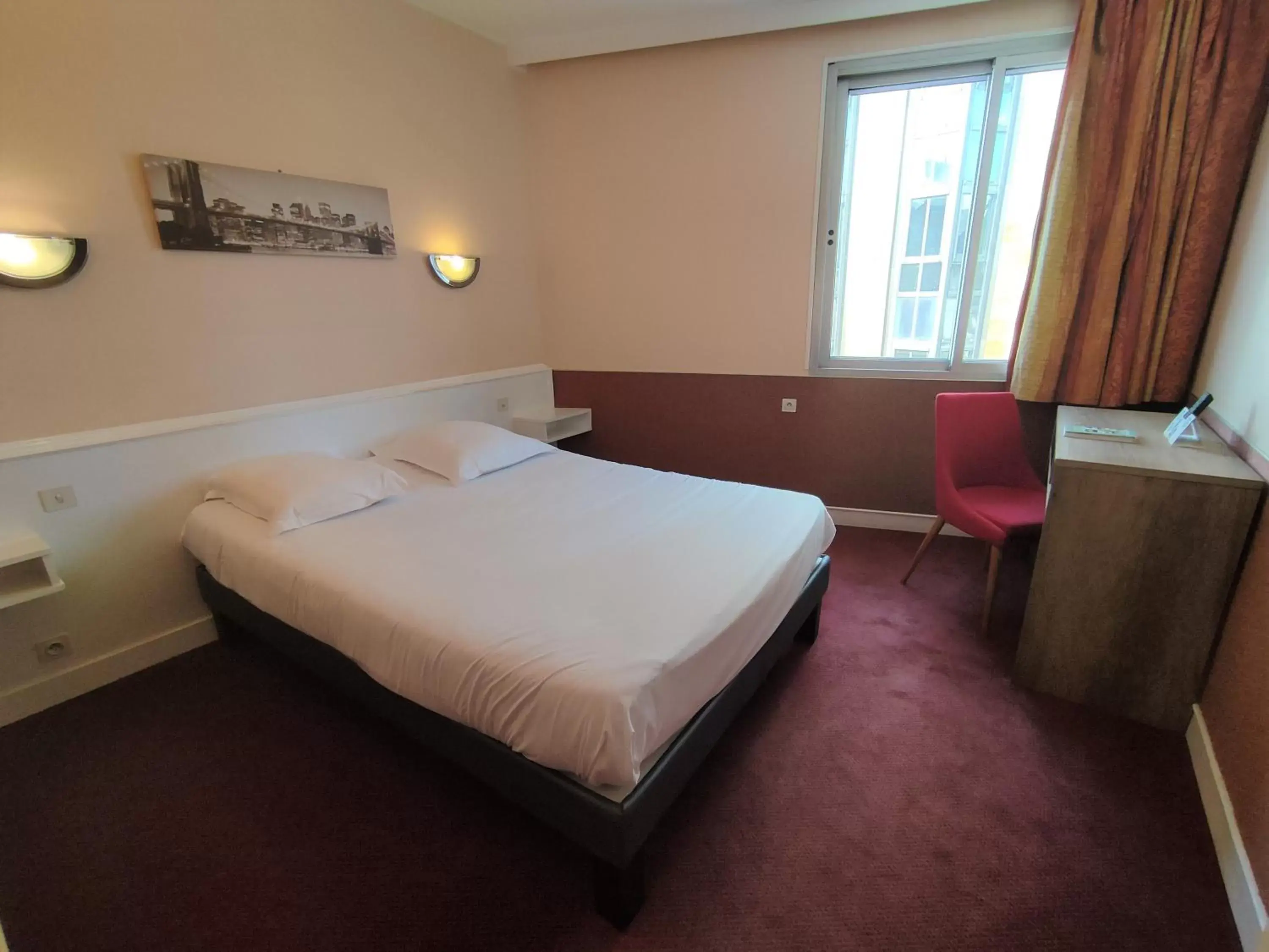 Budget Double Room in Cit'Hotel Limoges Centre - Lion d'or Budget Double Room in Cit'Hotel Limoges Centre - Lion d'or