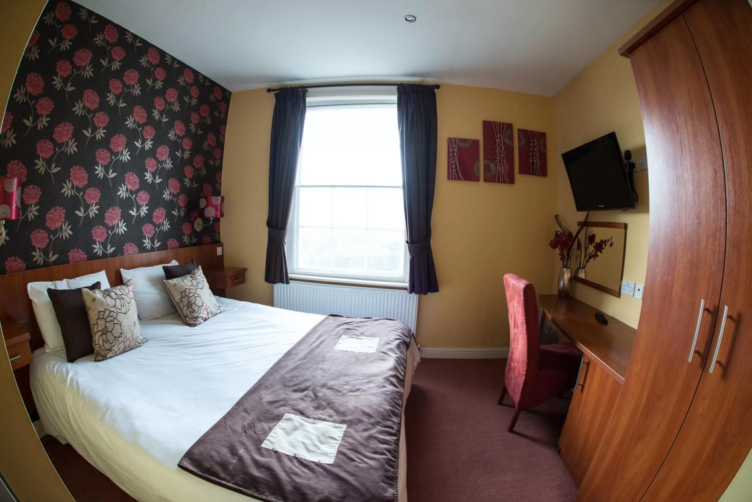 Photo of the whole room, Bed in Thomas James Hotel