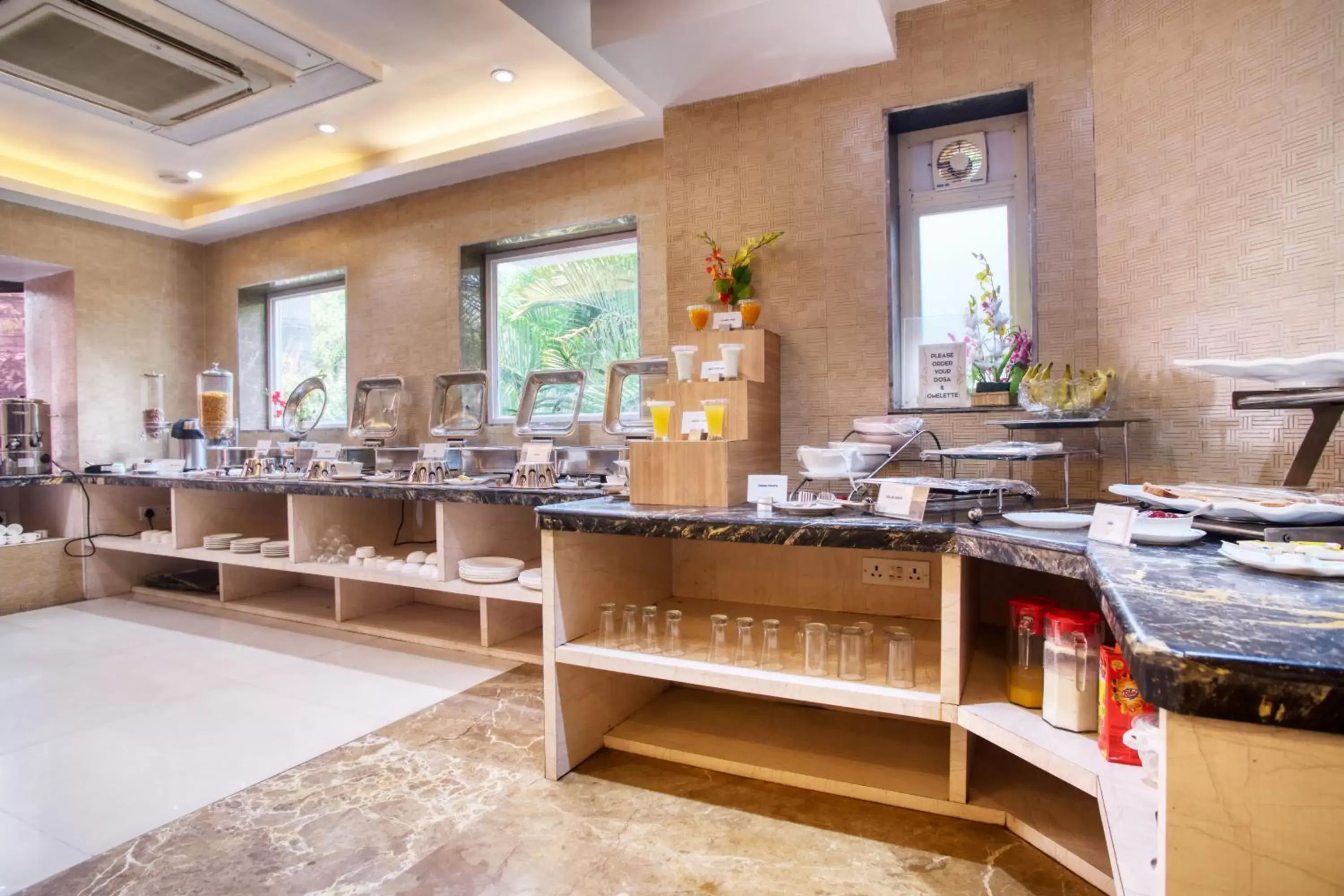 Restaurant/places to eat in Roland Hotel Restaurant/places to eat in Roland Hotel