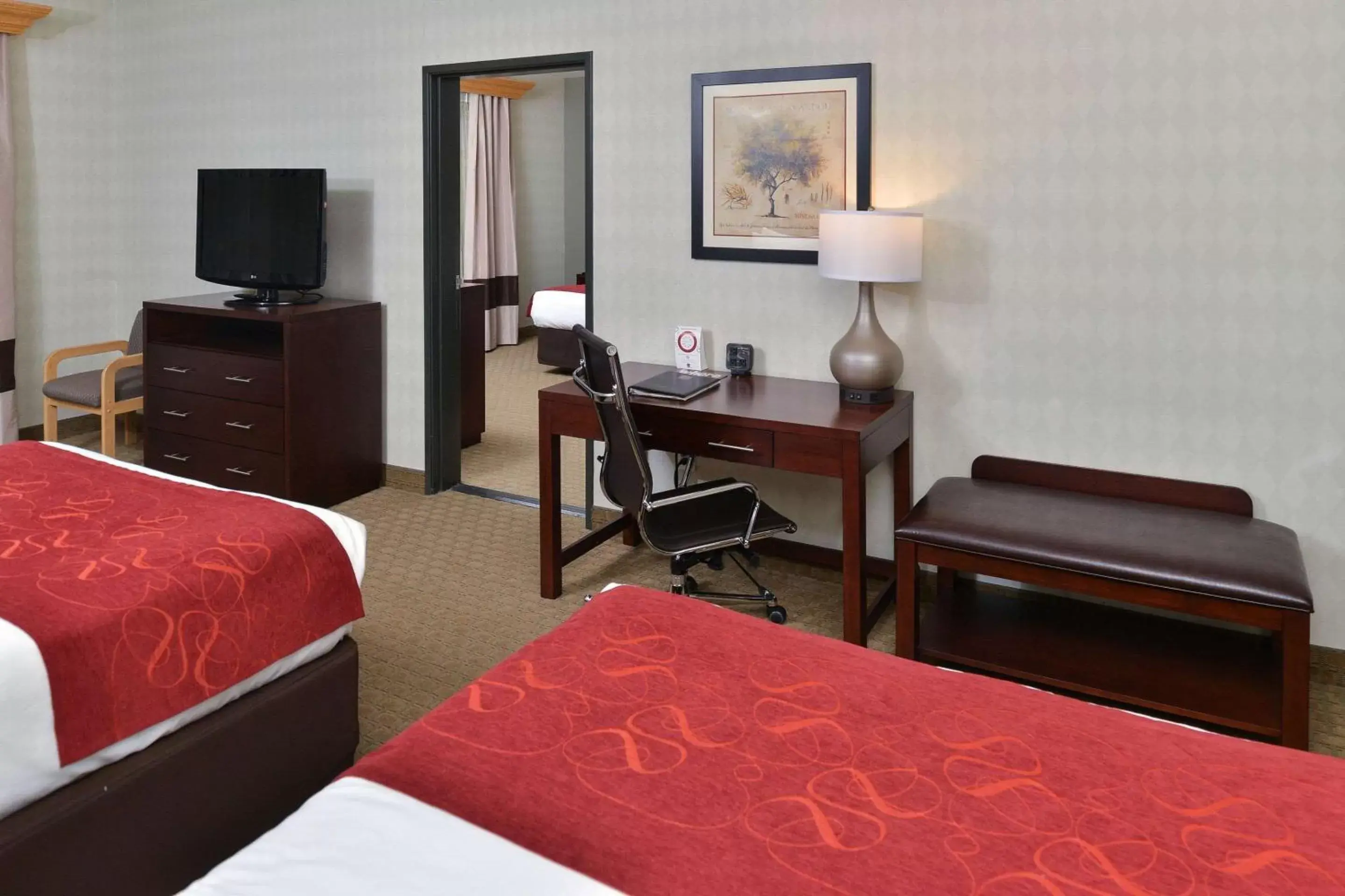 Photo of the whole room, TV/Entertainment Center in Comfort Suites Airport Tukwila Seattle