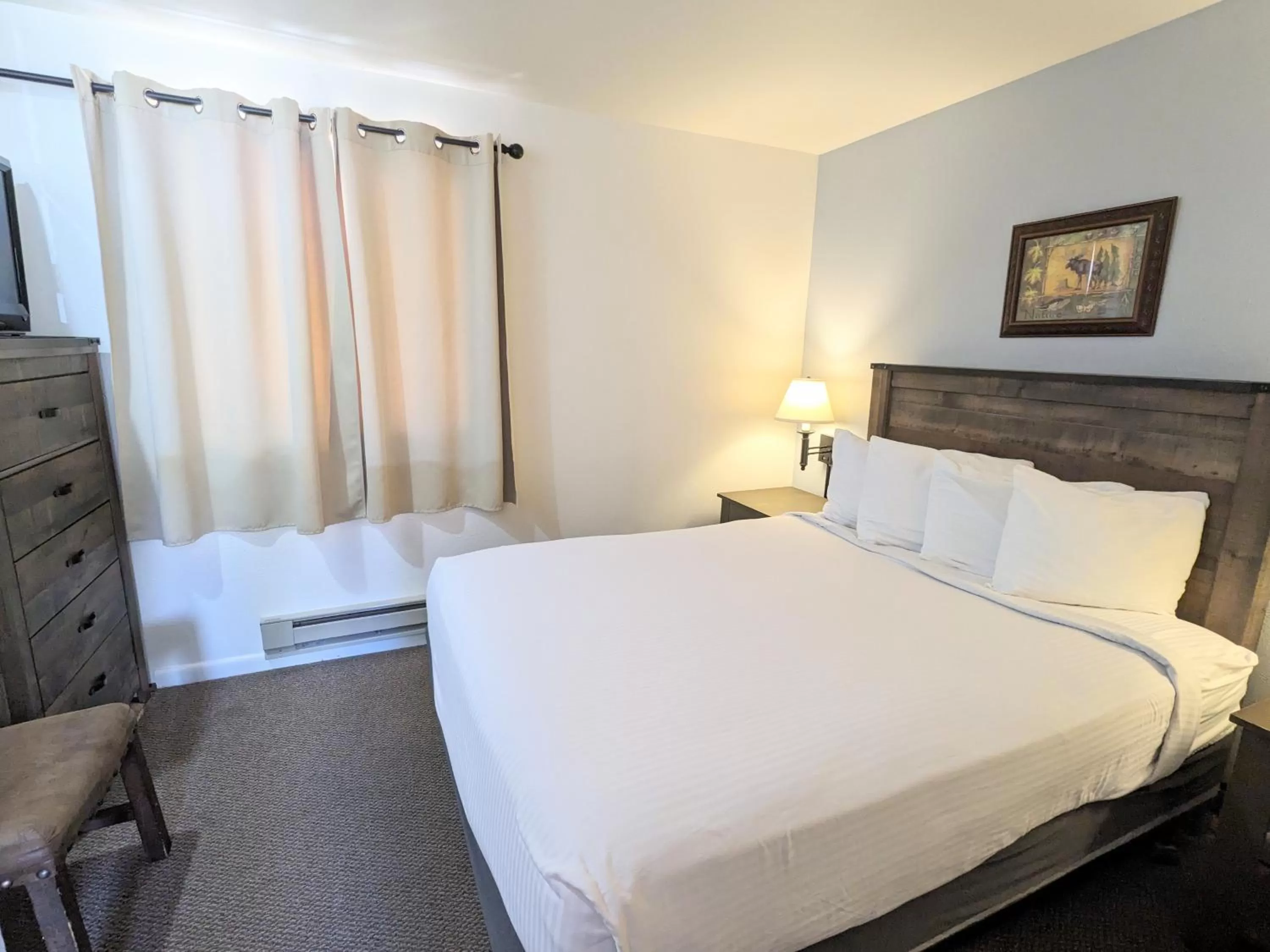 Bedroom in Western Riviera Lakeside Lodging