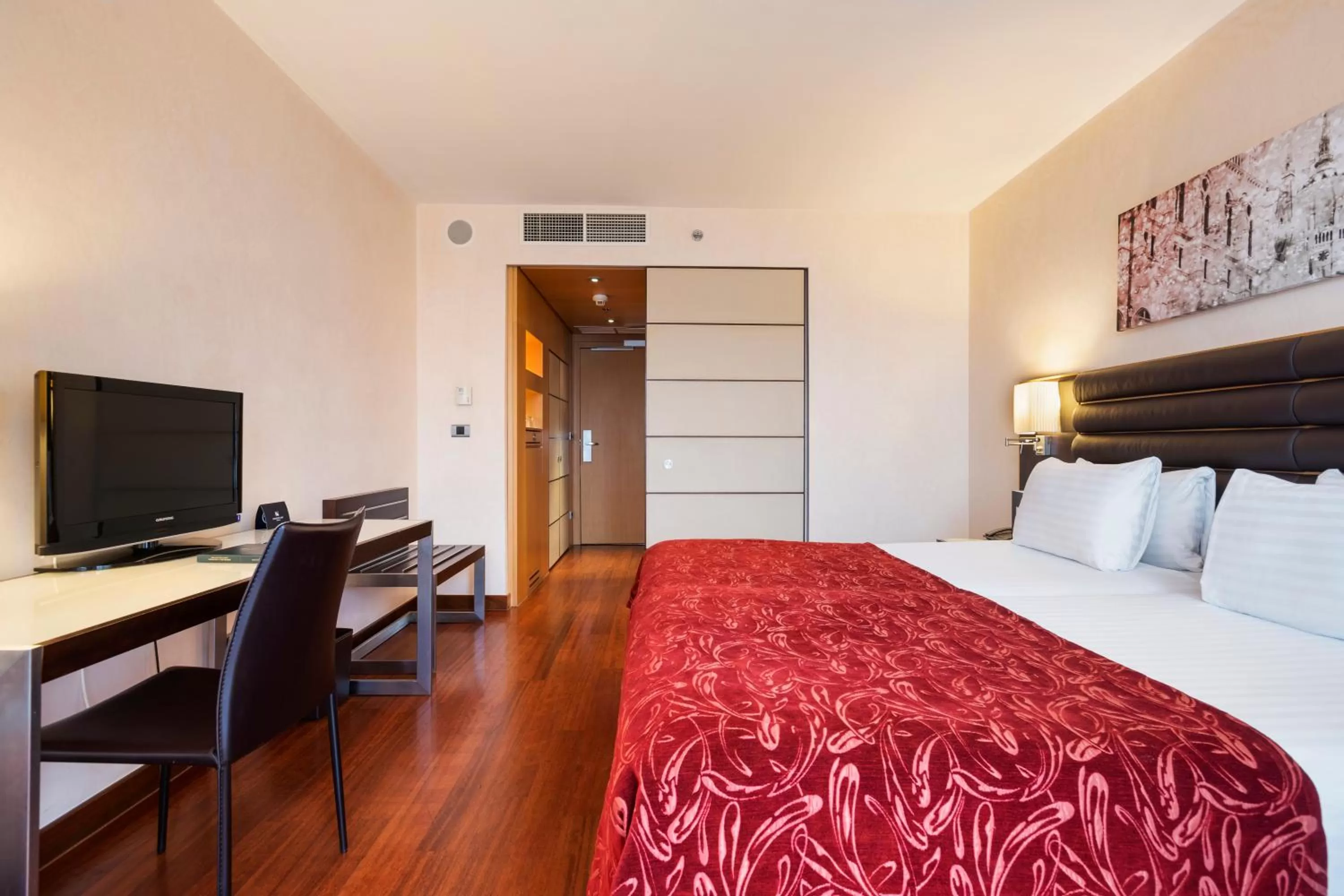 Photo of the whole room, Bed in Exe Budapest Center