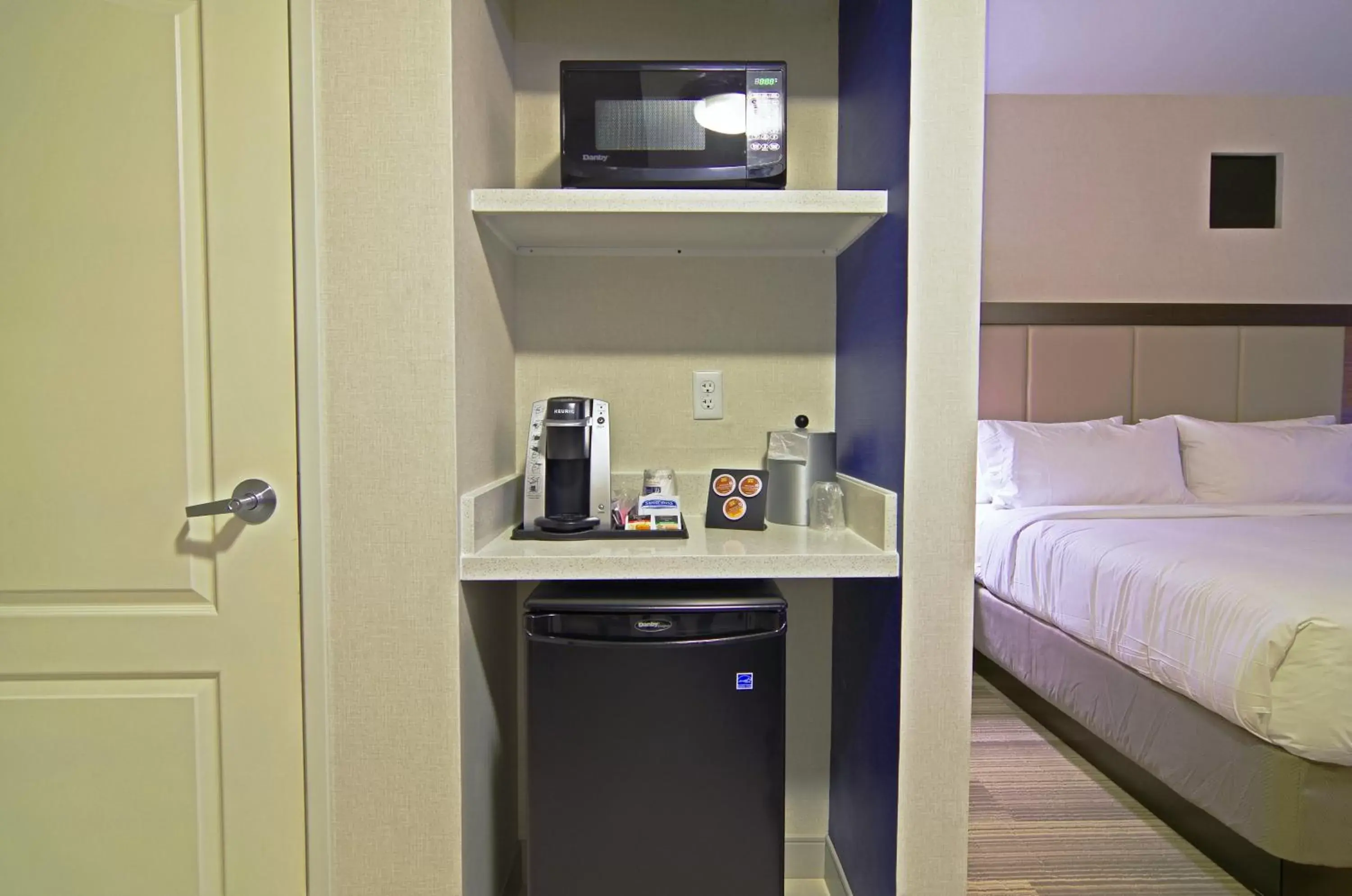 Photo of the whole room, Kitchen/Kitchenette in Holiday Inn Express & Suites - Phoenix North - Scottsdale, an IHG Hotel