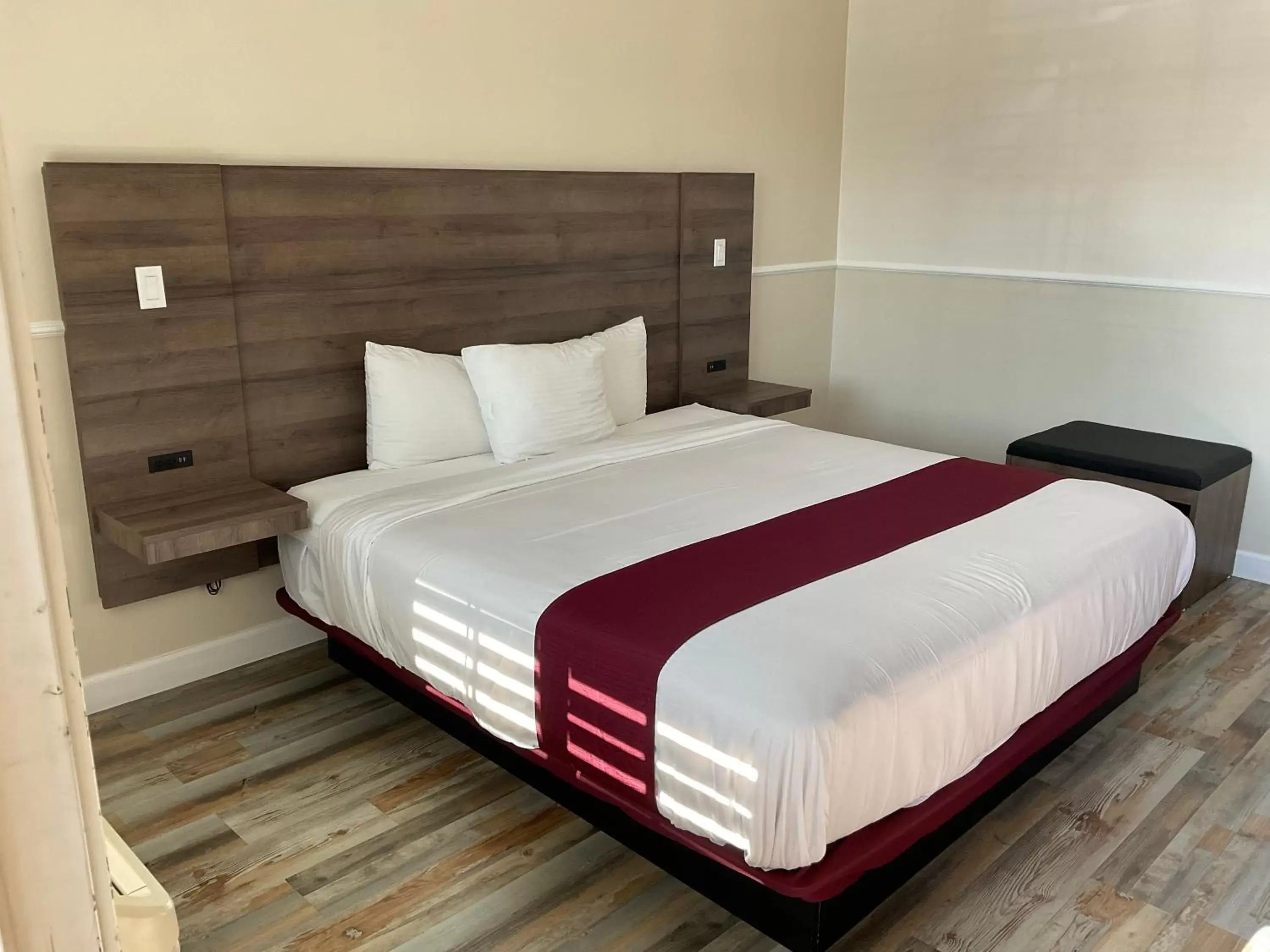 Bed in Escondido Inn Bed in Escondido Inn