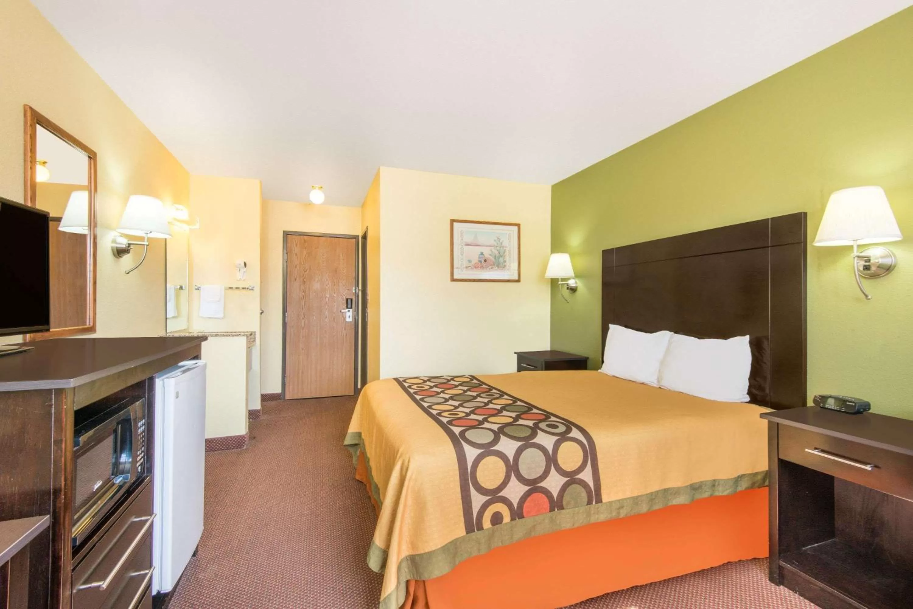 Photo of the whole room, Bed in Super 8 by Wyndham Moriarty