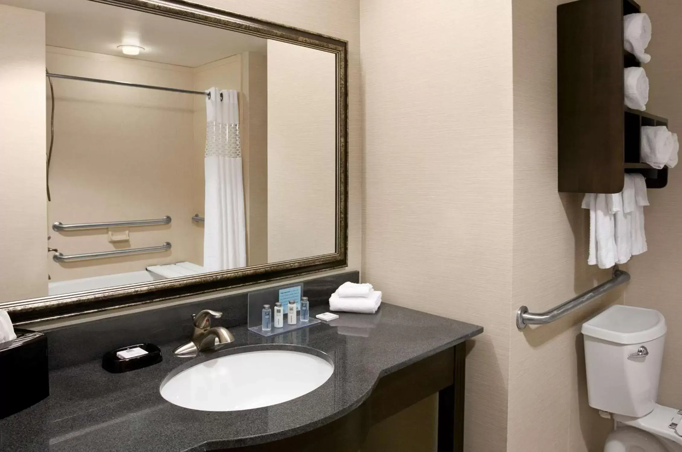 Bed, Bathroom in Hampton Inn & Suites - Mansfield