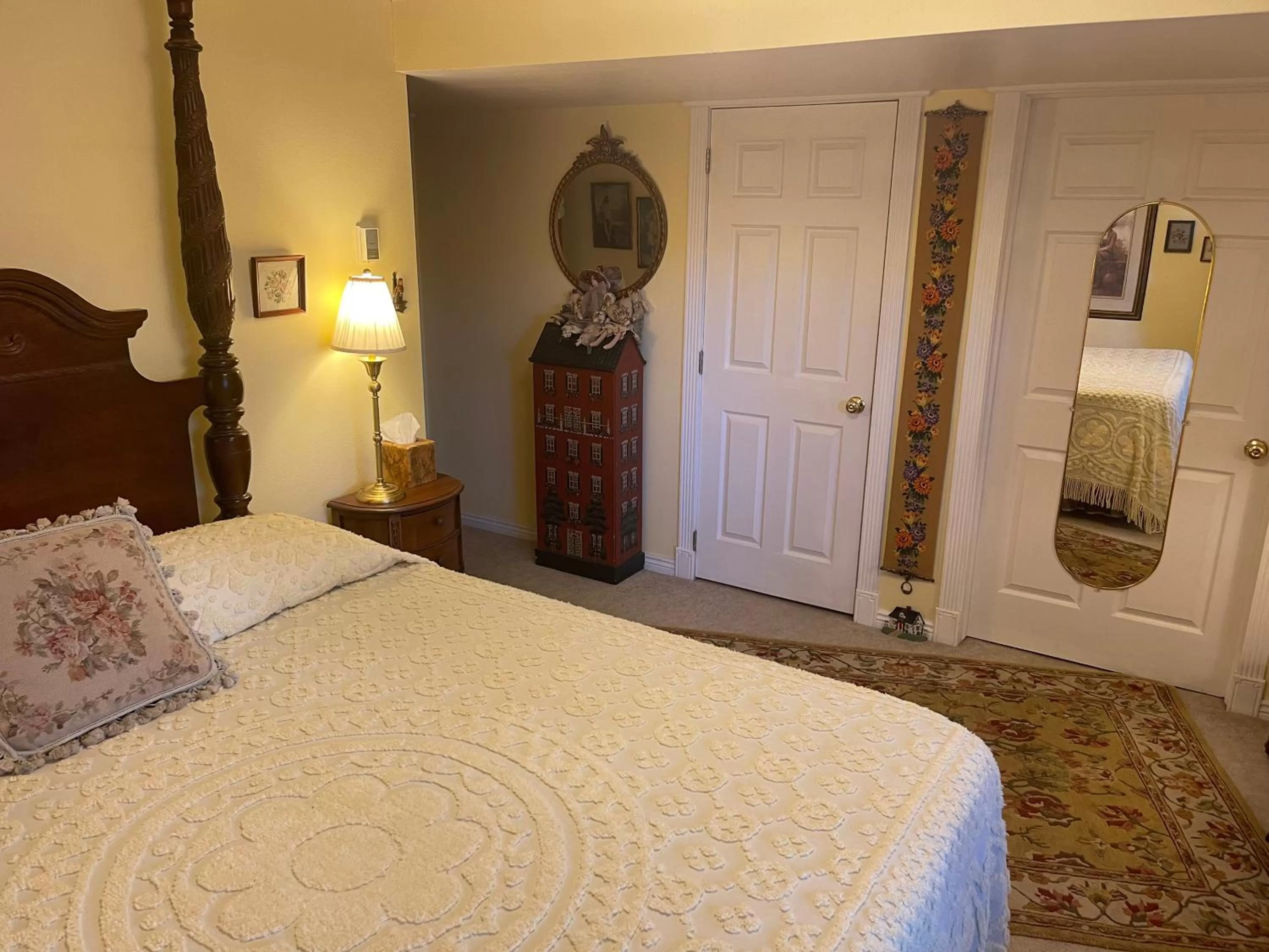 Bedroom, Bed in Big Yellow Inn