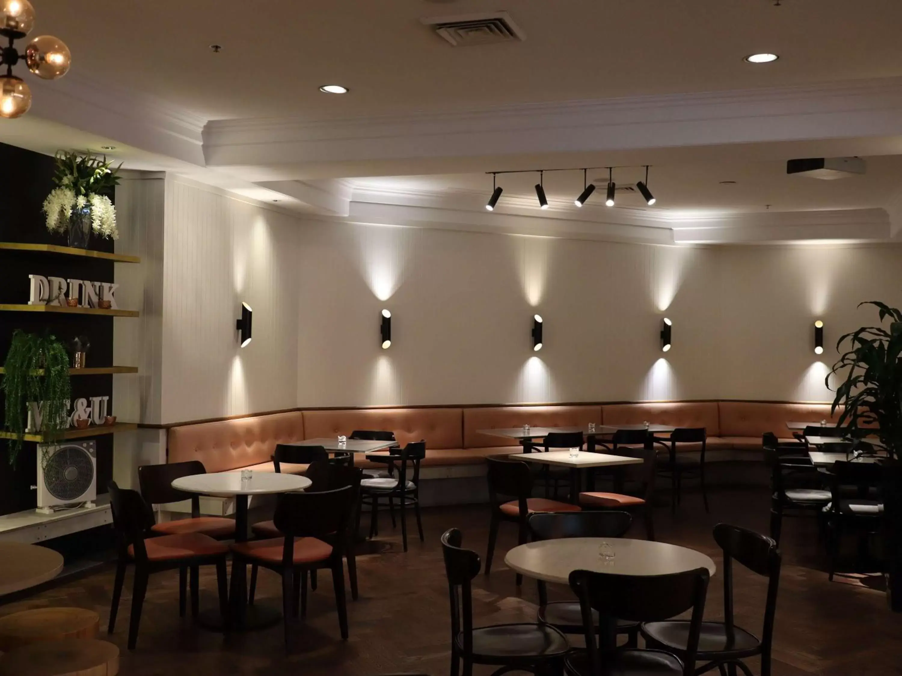 Lounge or bar, Restaurant/Places to Eat in Novotel Sydney International Airport