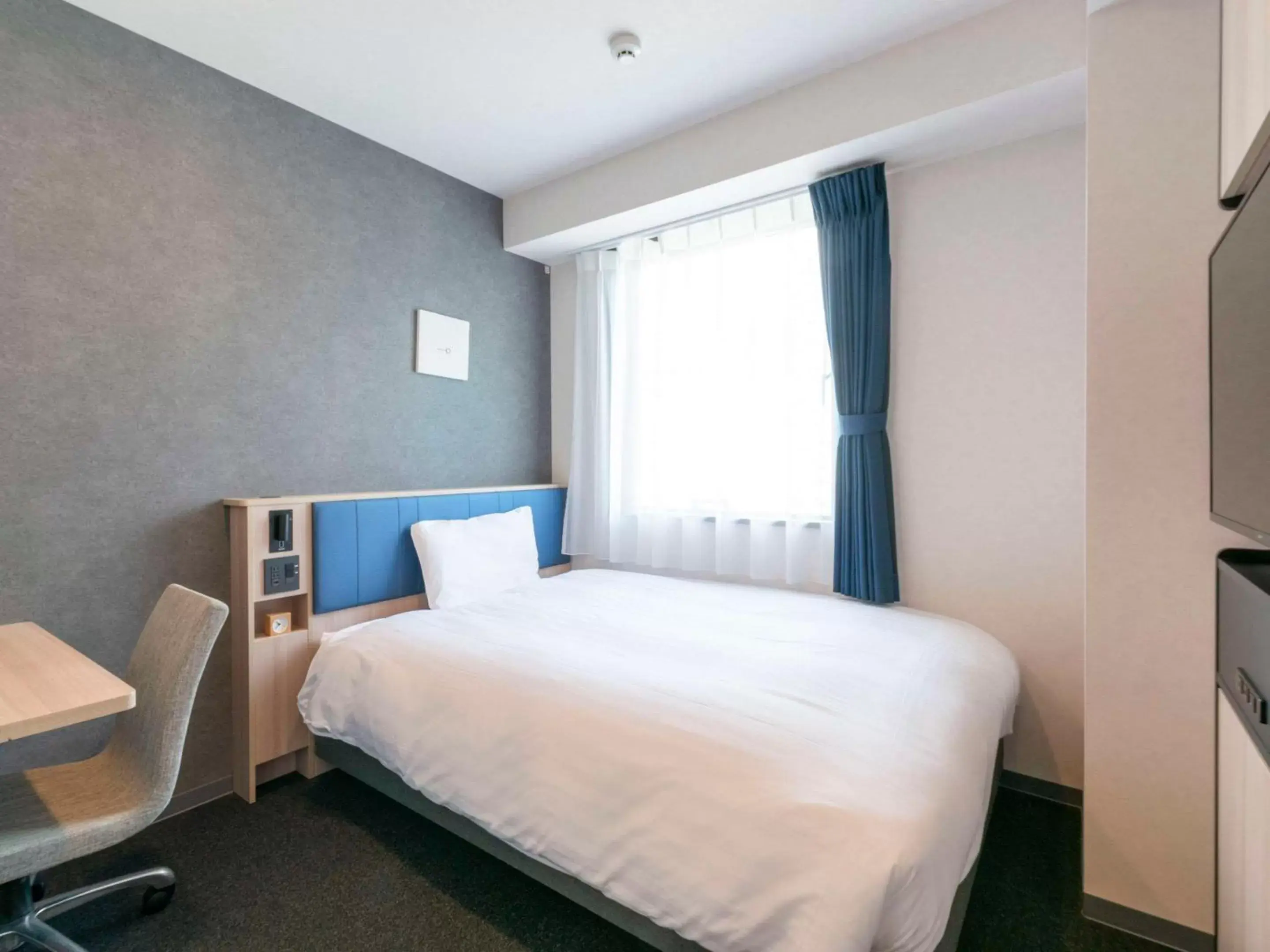 Bedroom, Bed in Comfort Hotel Nagoya Meiekiminami