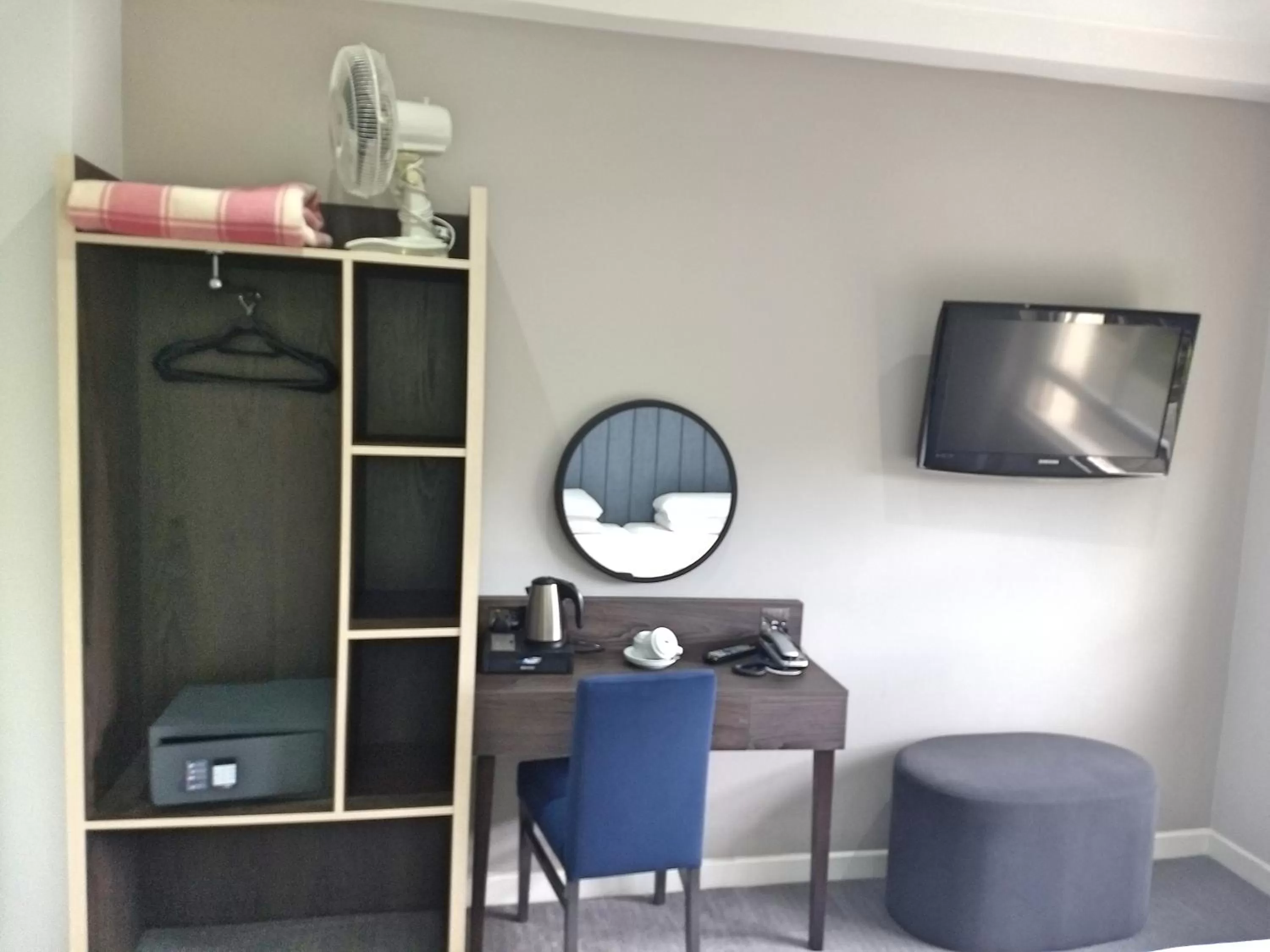 TV and multimedia in Garden Court Hotel