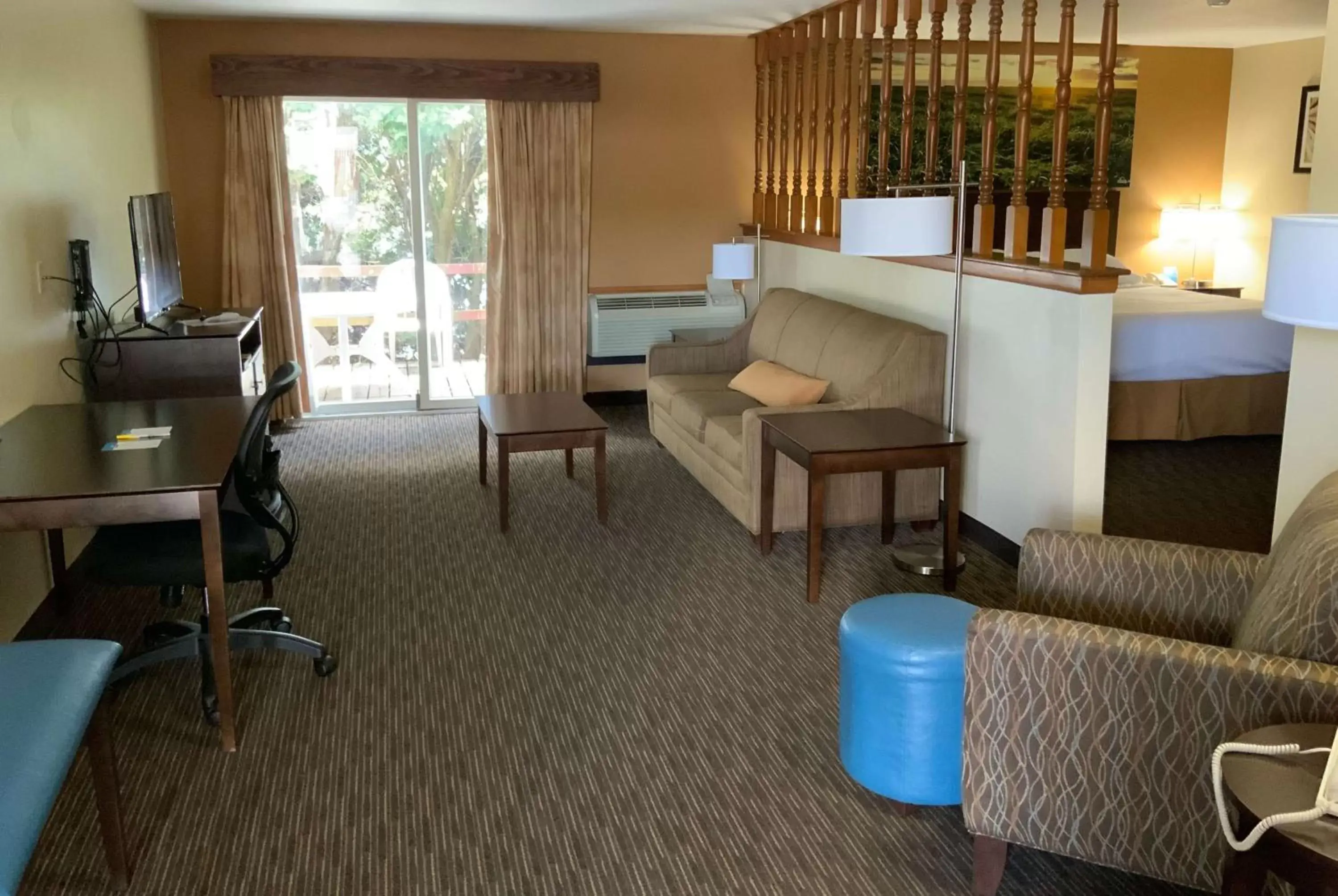 Photo of the whole room, Seating Area in Days Inn by Wyndham Wauseon