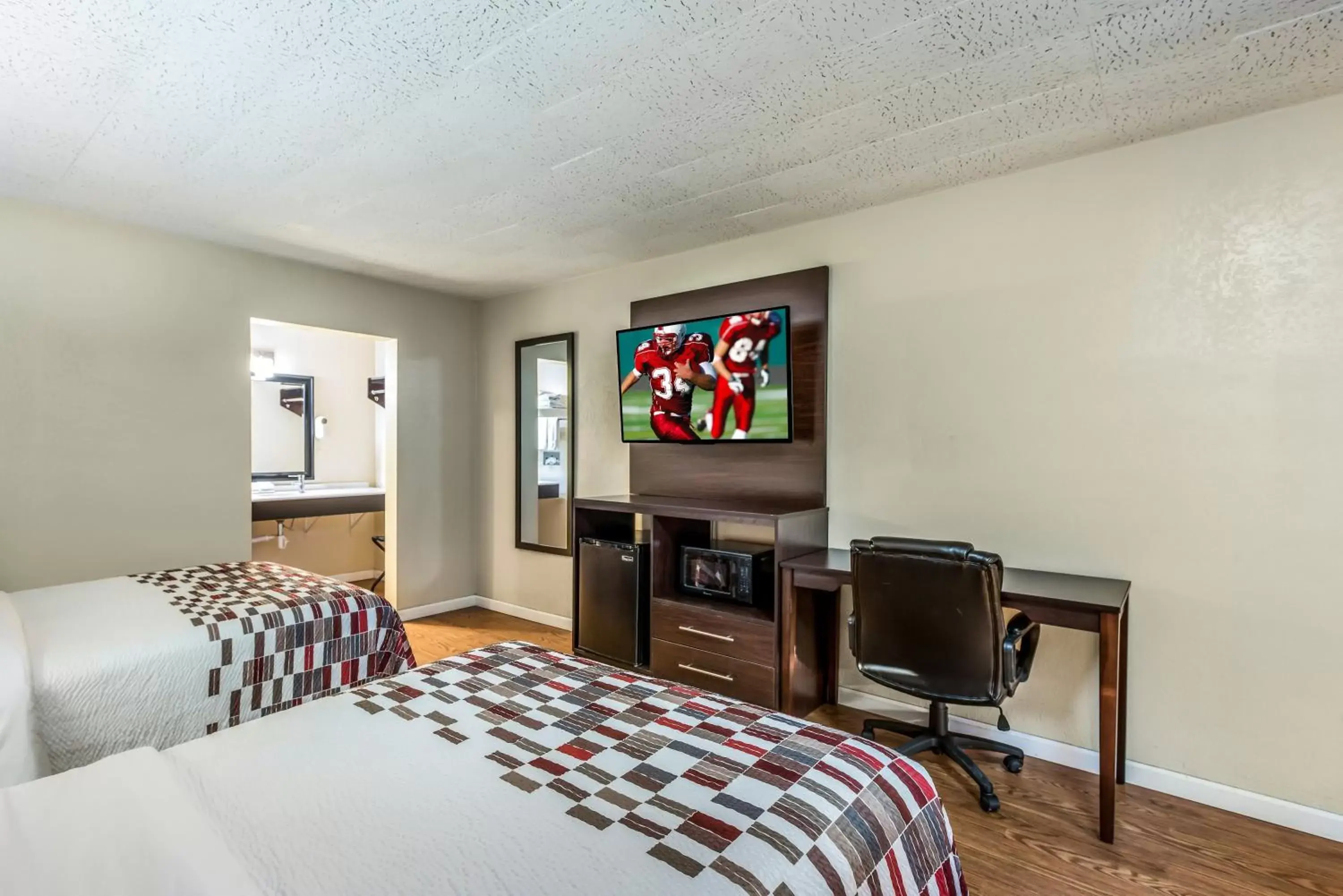 Bedroom, TV/Entertainment Center in Red Roof Inn & Suites Wapakoneta