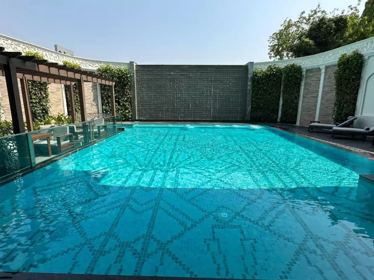 Swimming pool in Radisson Blu Hotel & Suites GRT Chennai Swimming pool in Radisson Blu Hotel & Suites GRT Chennai