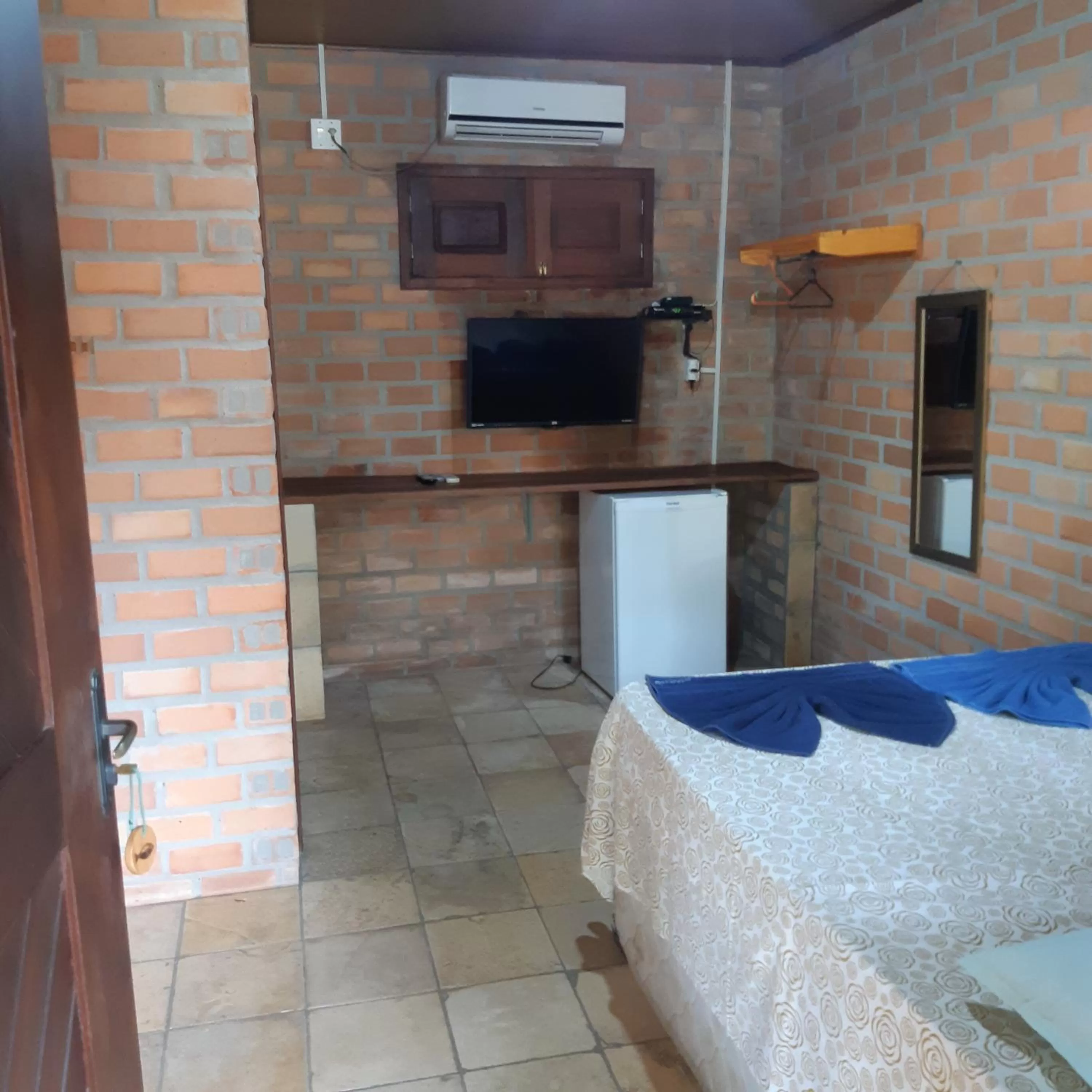 Communal lounge/ TV room, TV/Entertainment Center in Pousada do Riacho