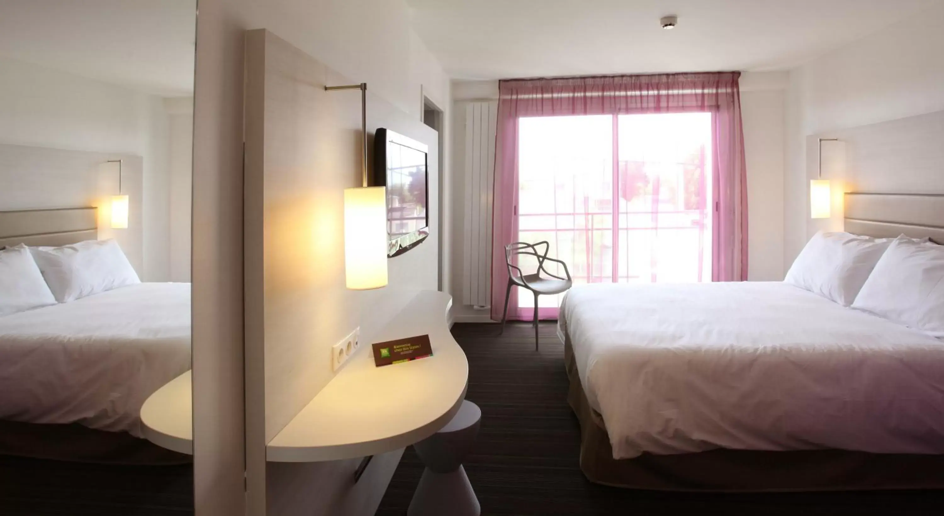 Bedroom, Bed in ibis Styles Quiberon Centre