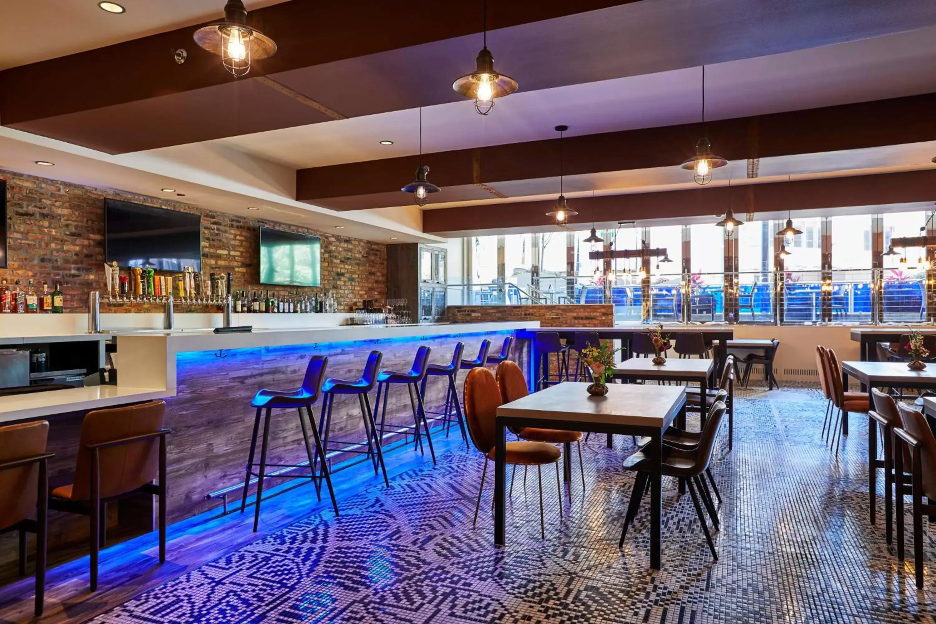 Lounge or bar, Swimming Pool in Radisson Blu Aqua Hotel Chicago