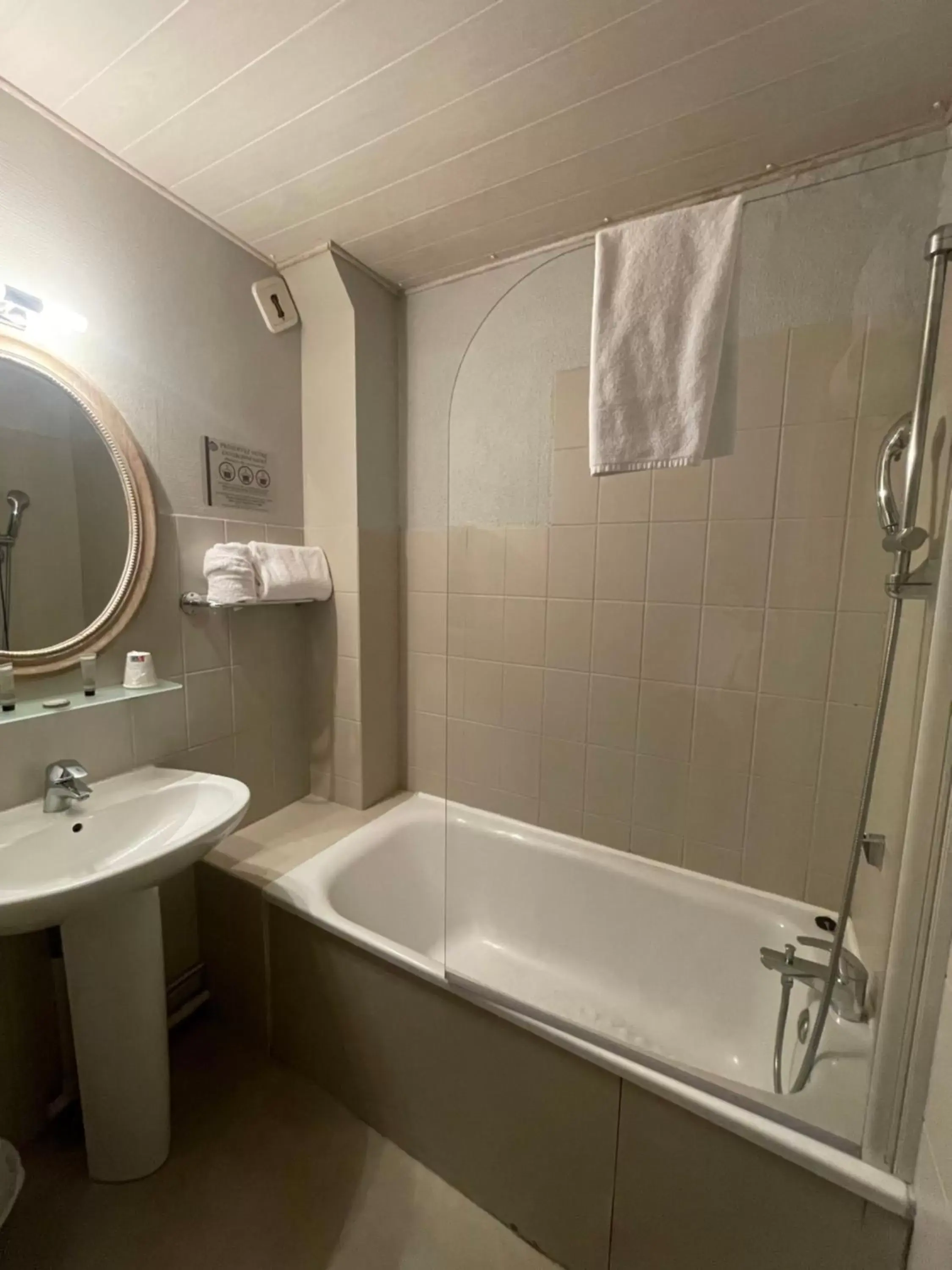 Bathroom in The Originals City, Hôtel de la Balance, Montbéliard