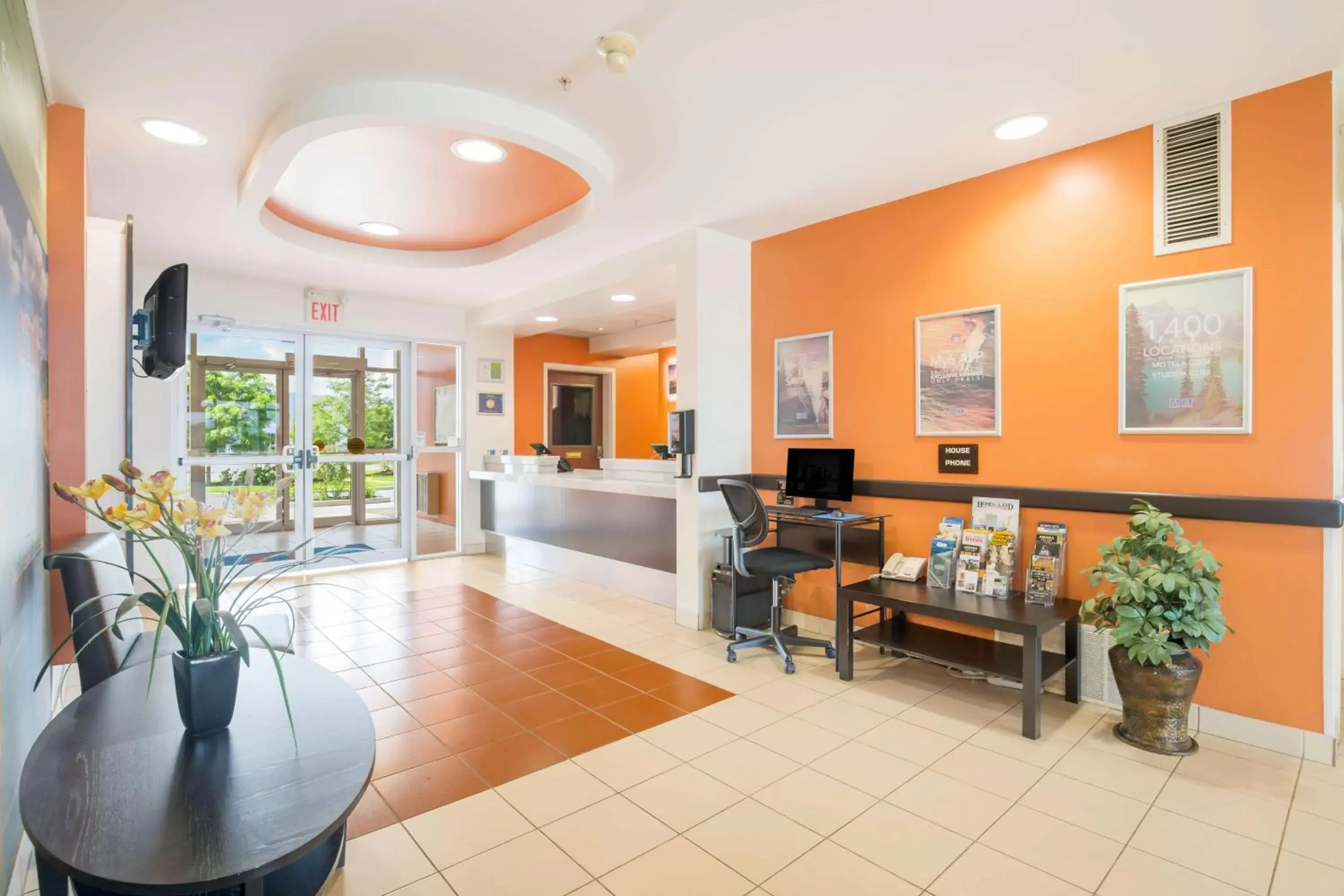 Lobby or reception in Motel 6-Kingston, ON