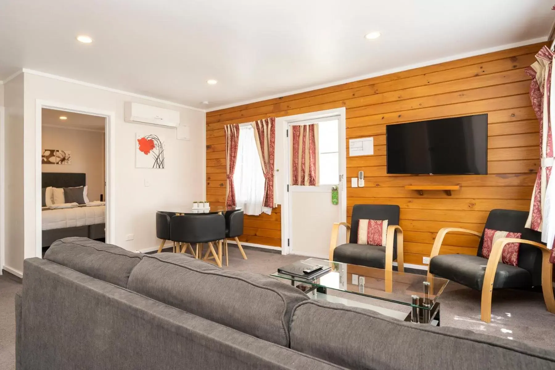 Bed, Seating Area in Tudor Park Motel