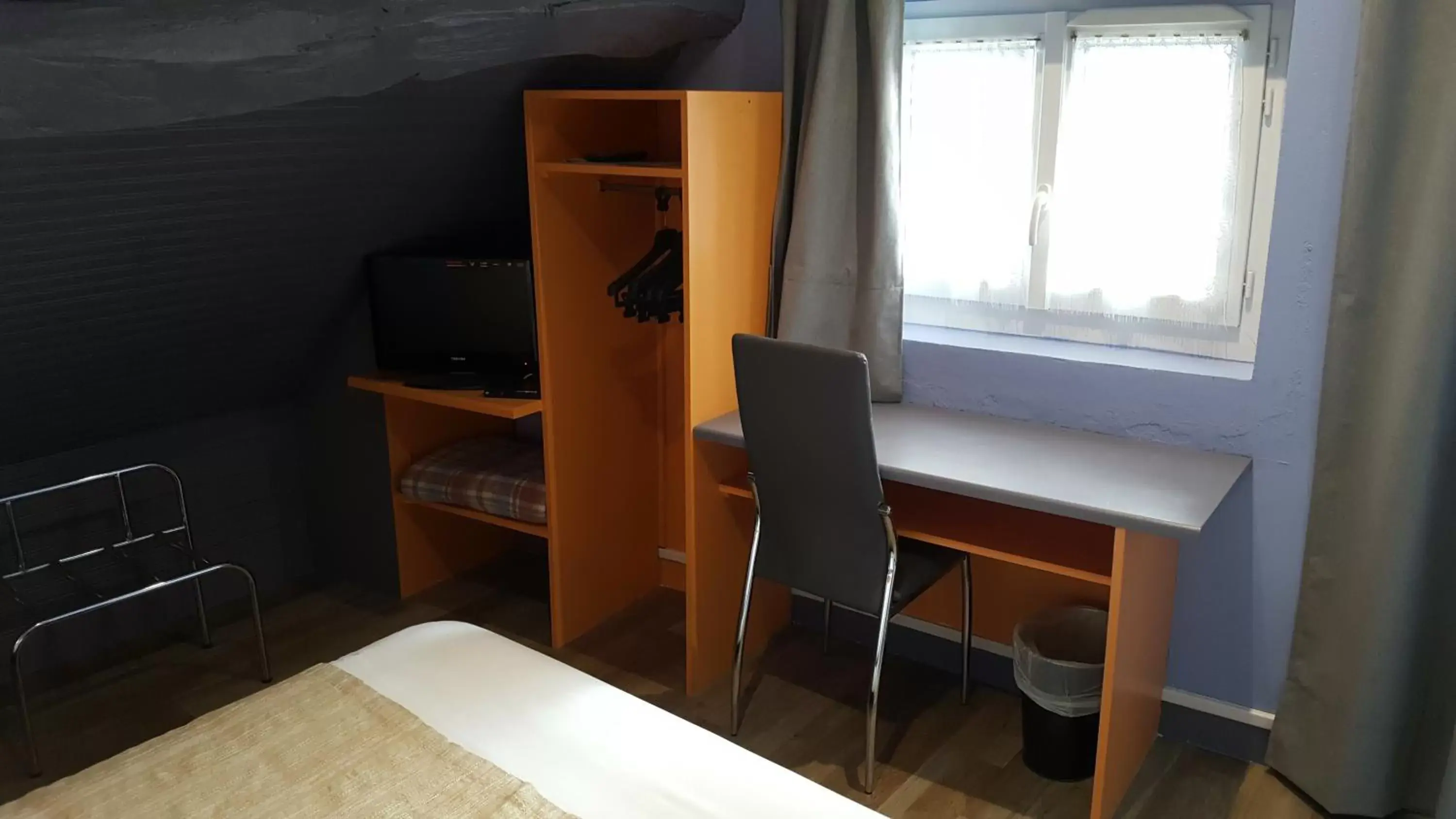 Photo of the whole room, TV/Entertainment Center in Hotel Le Bon Laboureur