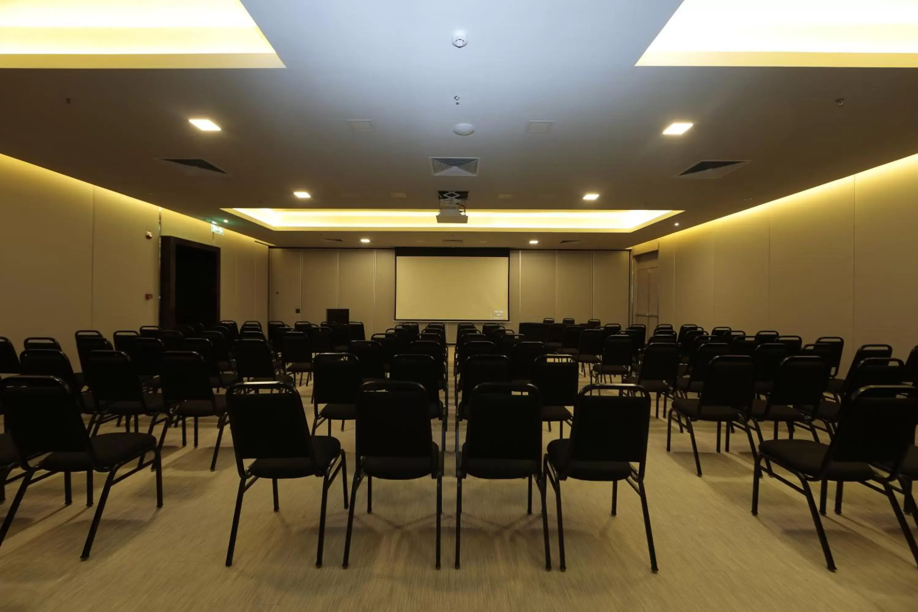 Meeting/conference room in Crowne Plaza Asunción, an IHG Hotel