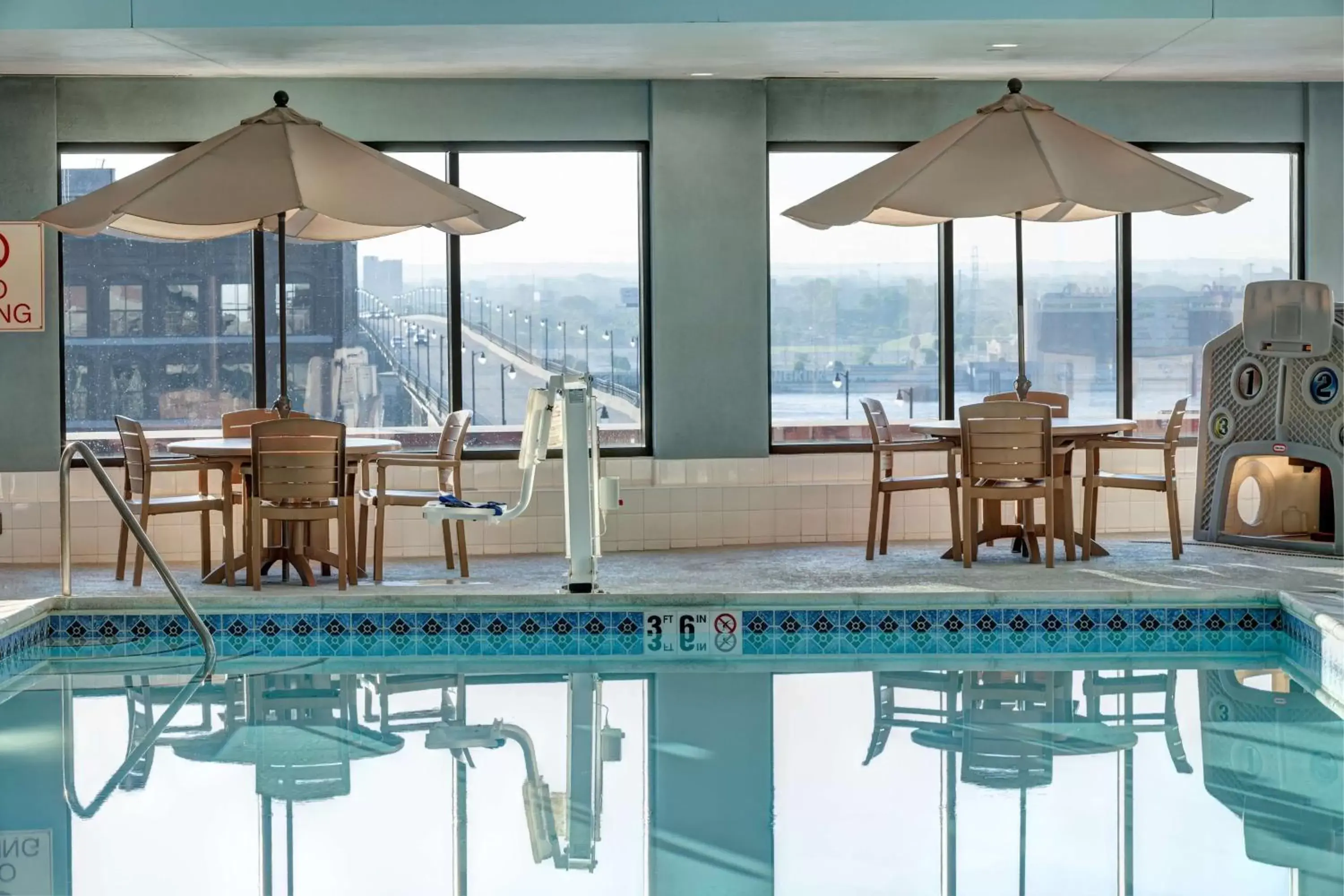 Pool view, Swimming Pool in Hampton Inn St Louis- at the Arch