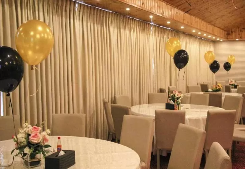 Restaurant/places to eat in Balcony Hotel