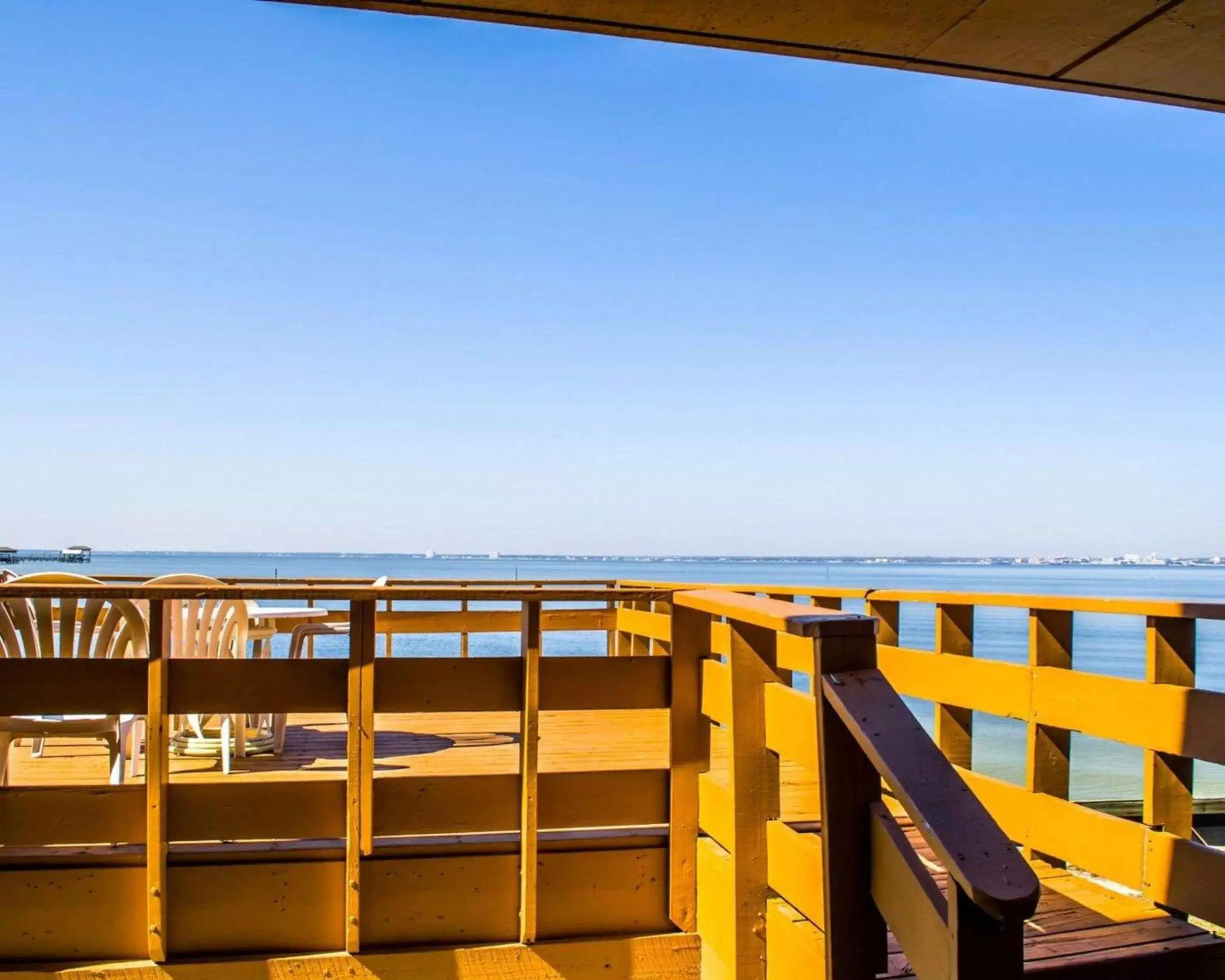 Photo of the whole room, Balcony/Terrace in Quality Inn & Suites on the Bay near Pensacola Beach